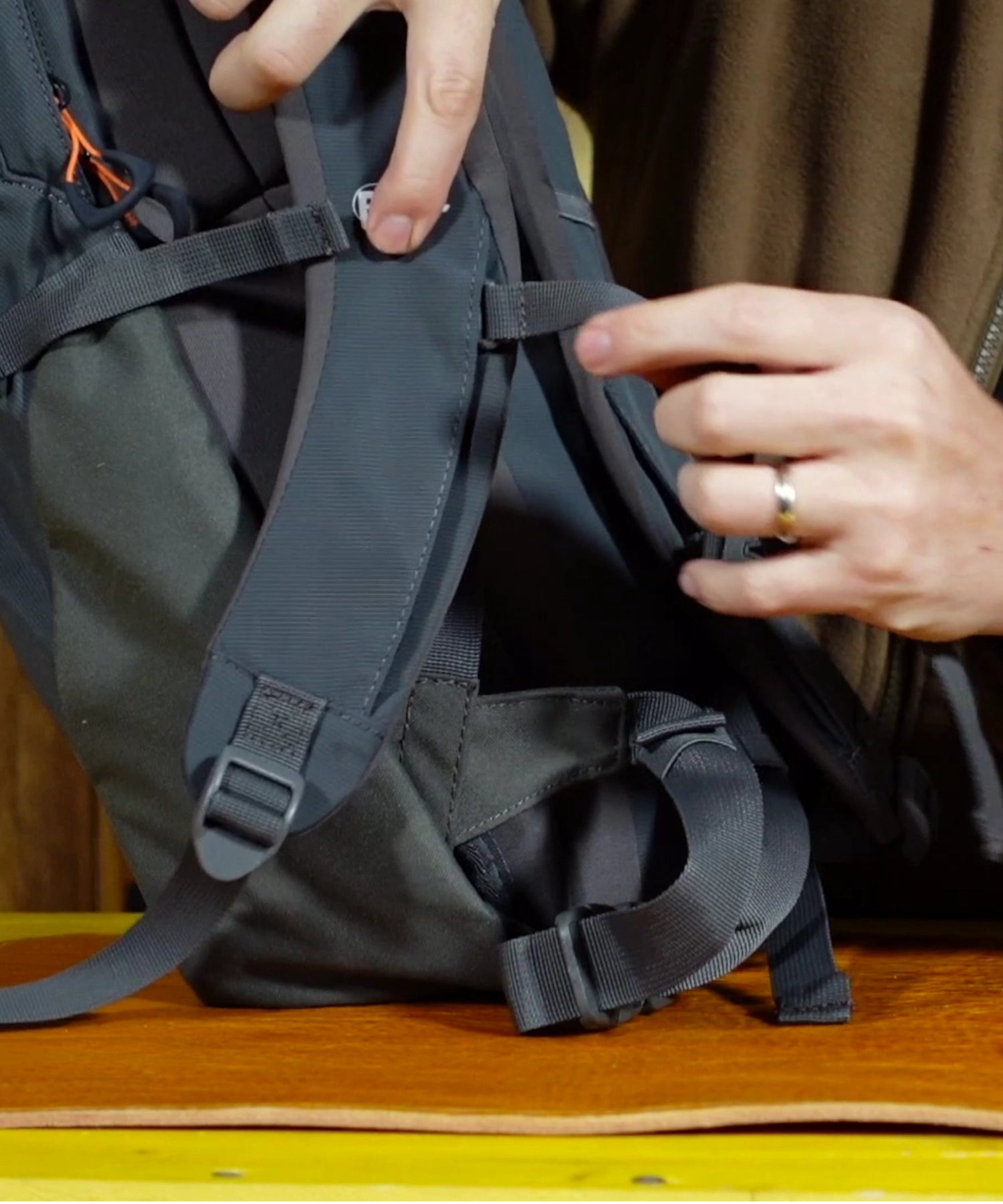Paolo di backpacco.it mostra la cinghia regolabile del Bug di Petzl