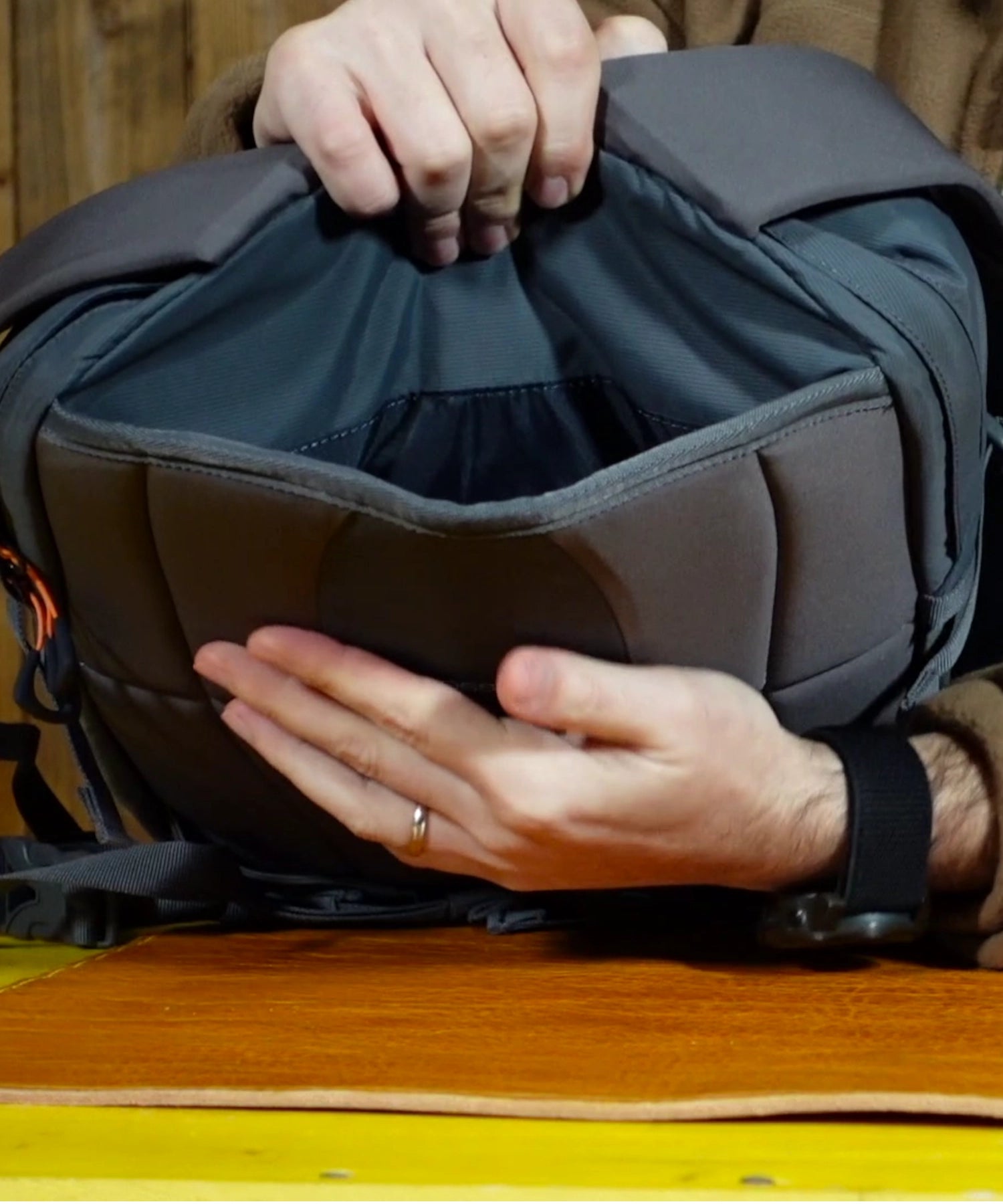 Paolo di backpacco.it mostra la tasca porta sacca d'idratazione del Bug di Petzl