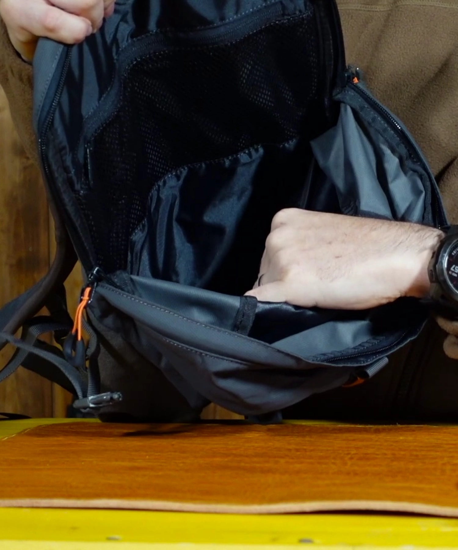Paolo di backpacco.it mostra la tasca principale del Bug di Petzl