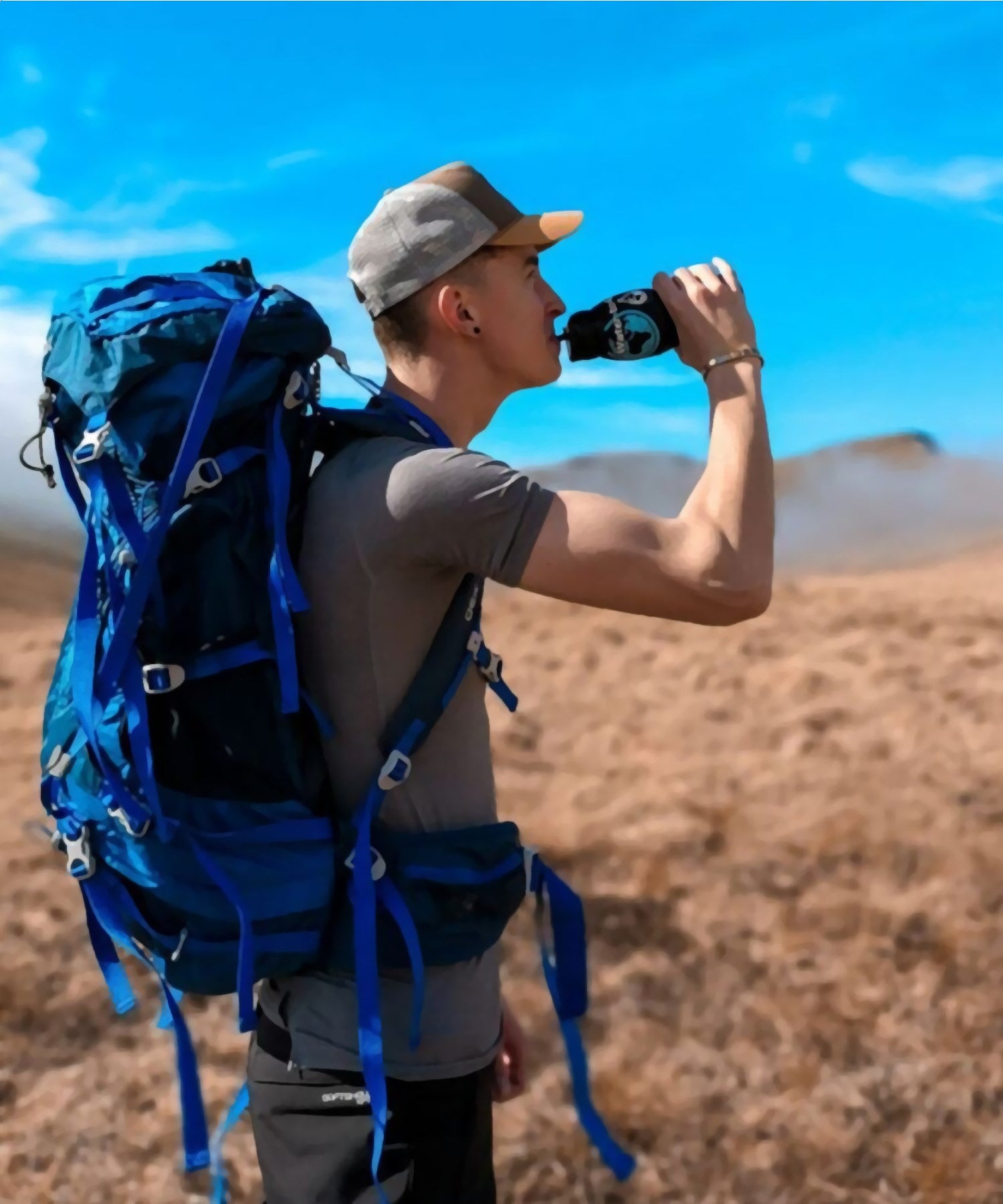 ragazzo beve dalla water-to-go durante un'escursione nel deserto
