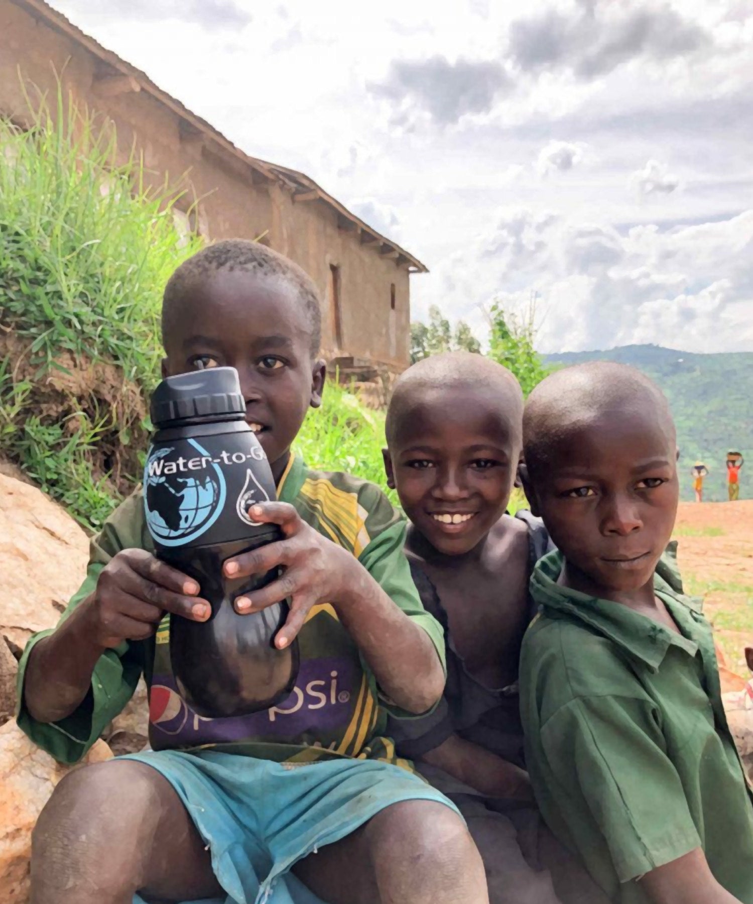 bambini usano la water-to-go per bere acqua filtrata