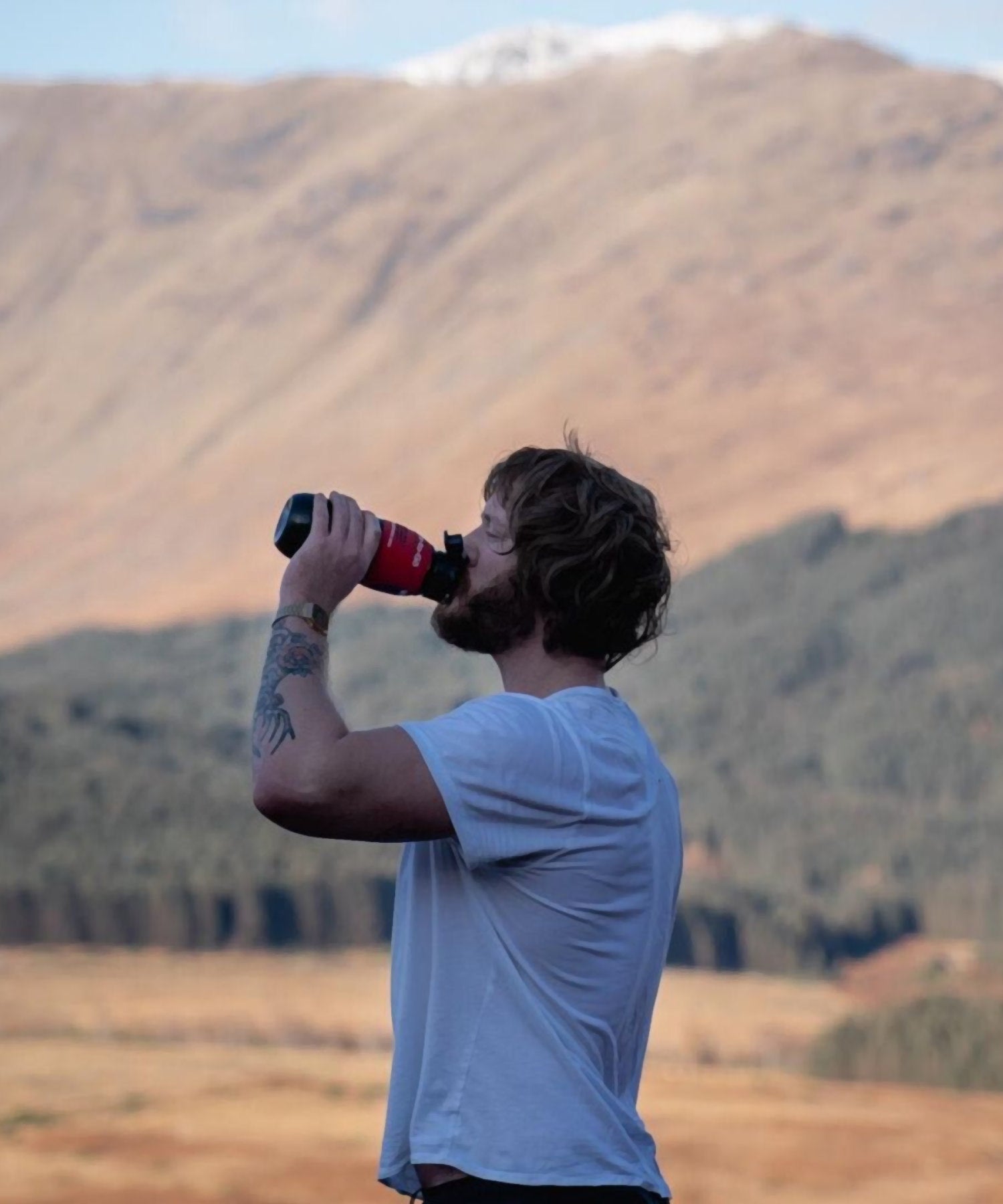 uomo bene dalla water to go classic durante una'escursione fuori dal bosco