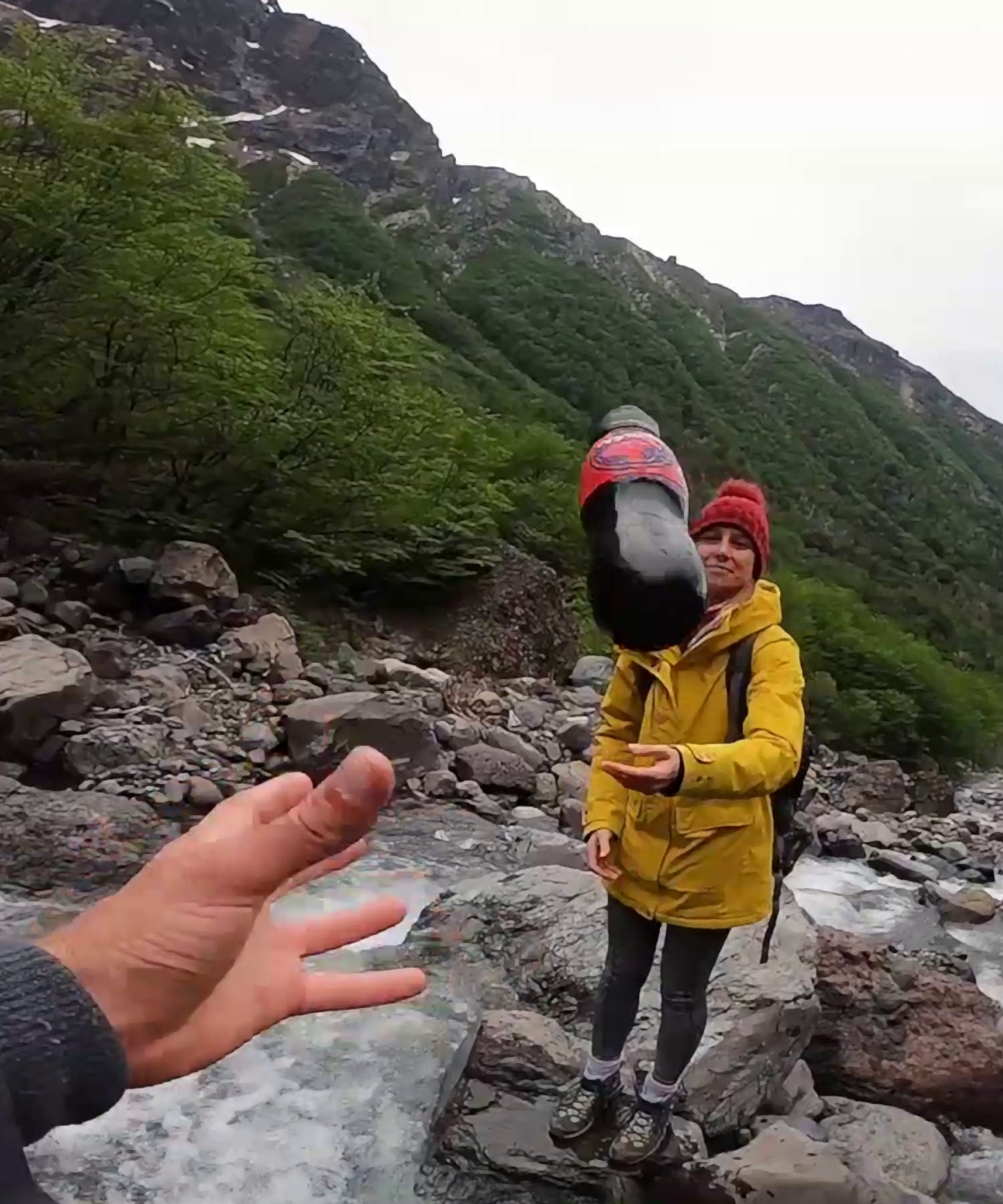 uomo lancia una water-to-go alla compagna per ricaricarla nel fiume