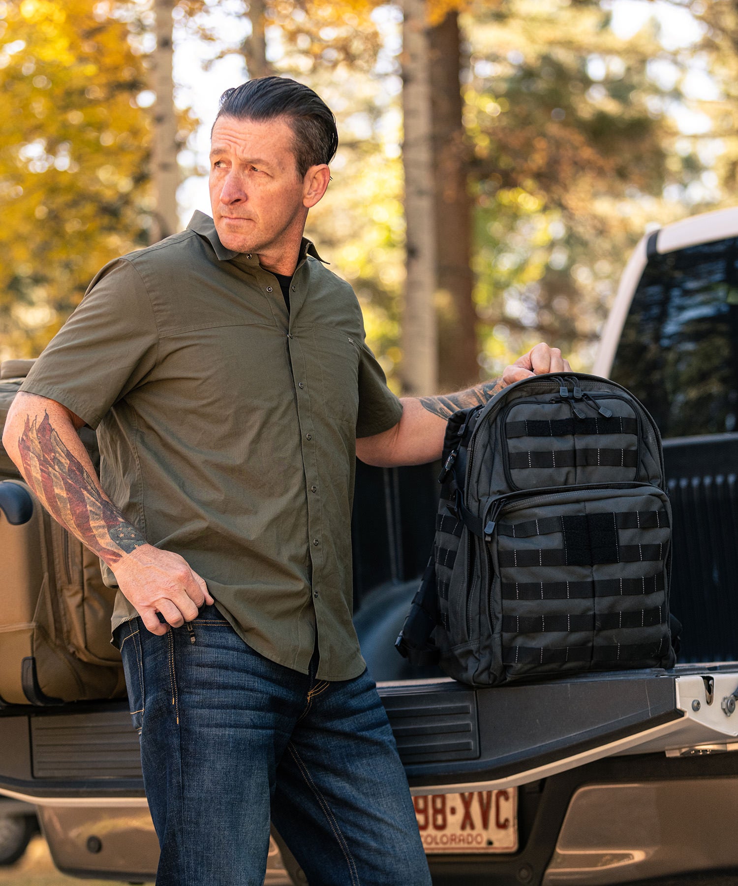 clint emerson poggia il suo rush24 2.0 di 5.11 sul pick-up