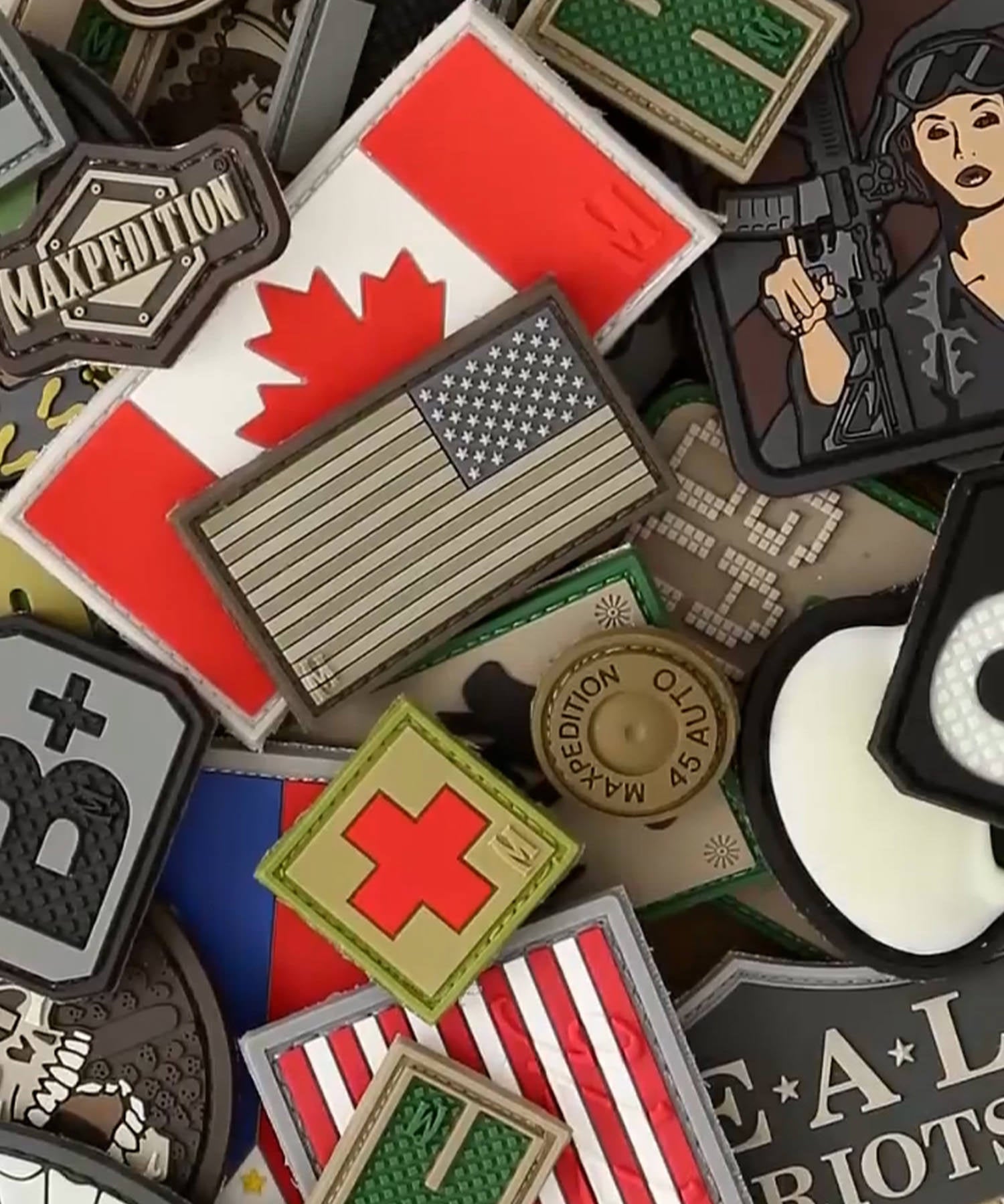 collezione di patch velcro maxpedition su backpacco