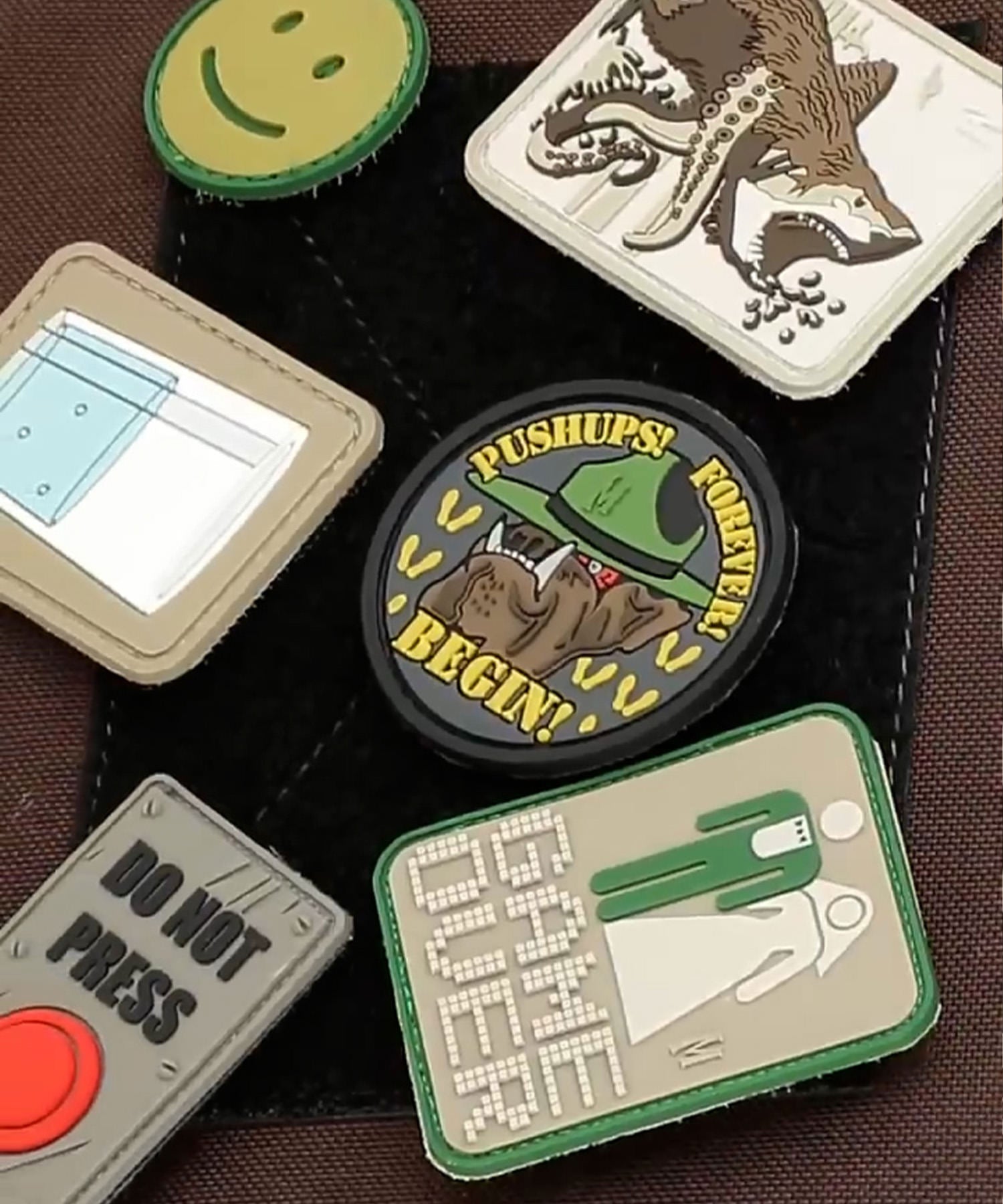 varie patch maxpedition applicate al velcro