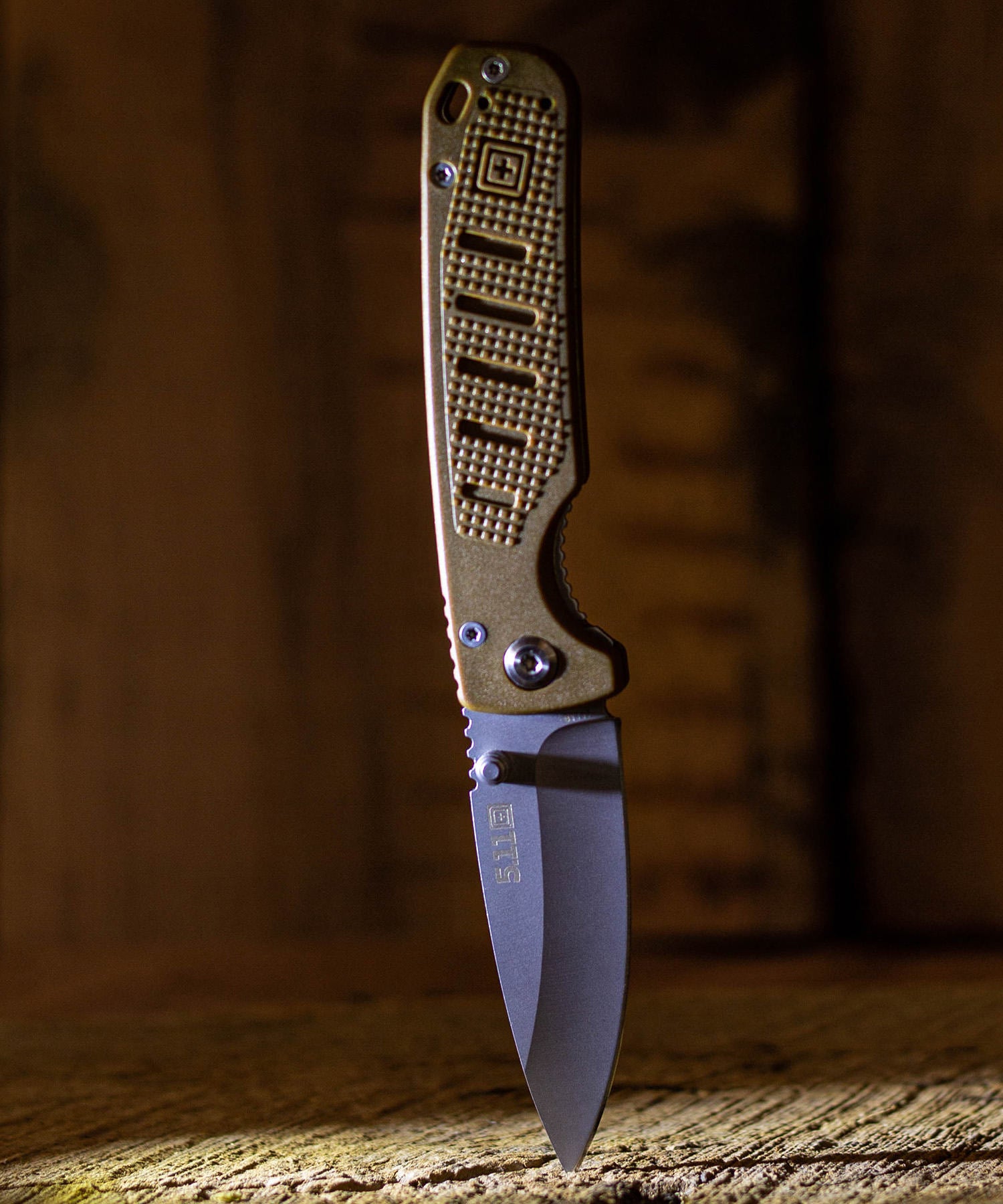 coltelli icarus dp mini 5.11 kangaroo su un tronco