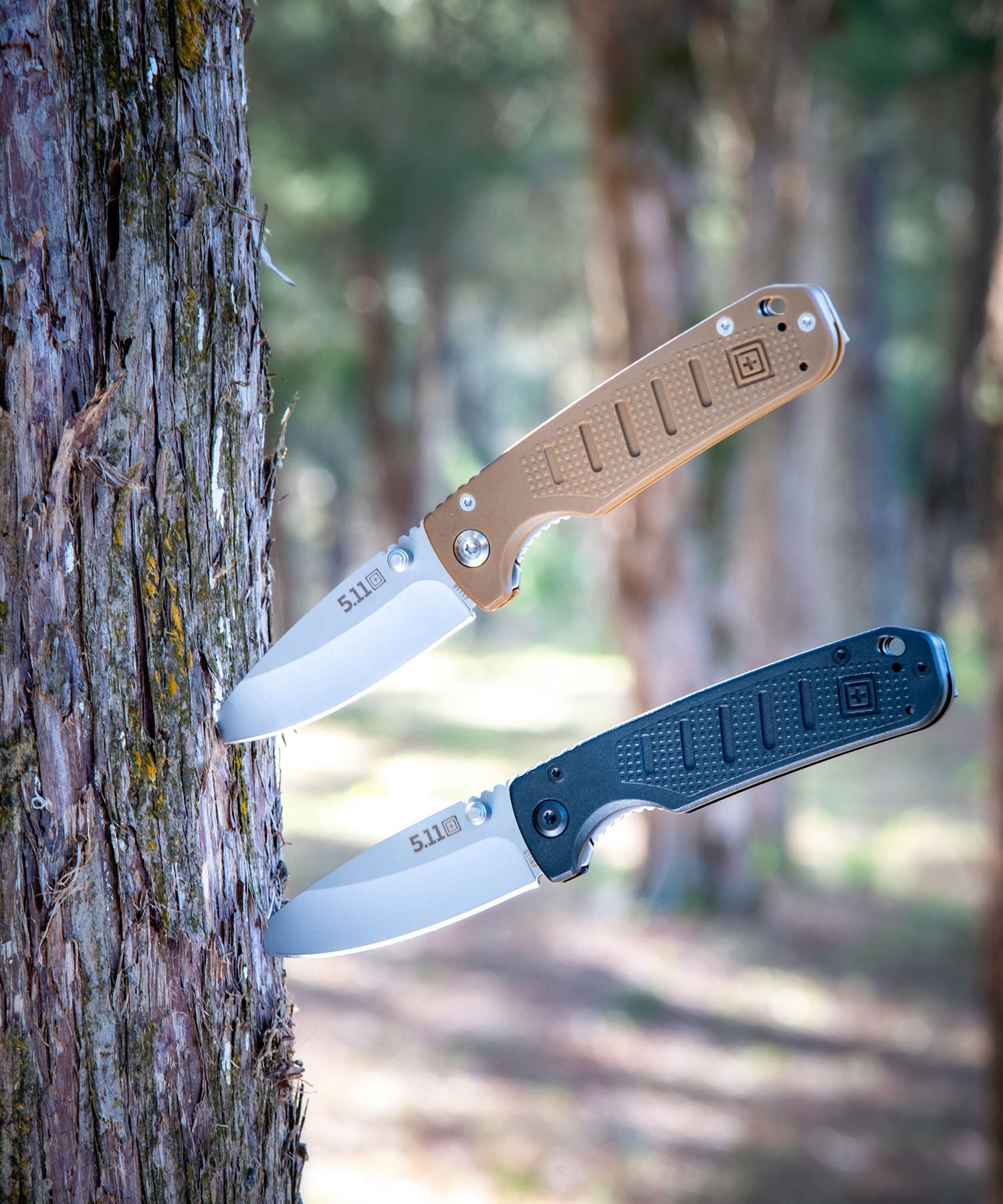 coltelli icarus dp mini 5.11 piantati su un albero