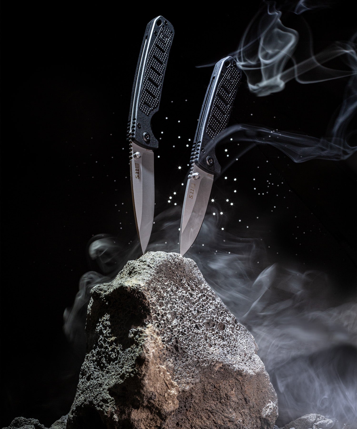 coltelli icarus dp mini 5.11 piantati su una roccia