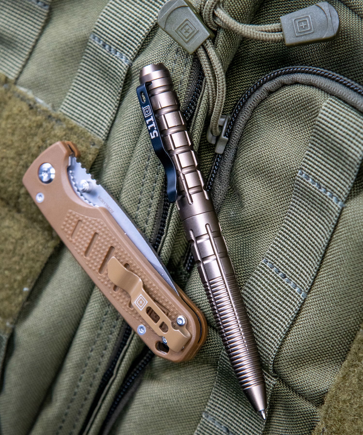 coltello icarus dp mini 5.11 con penna kubaton su zaino Rush