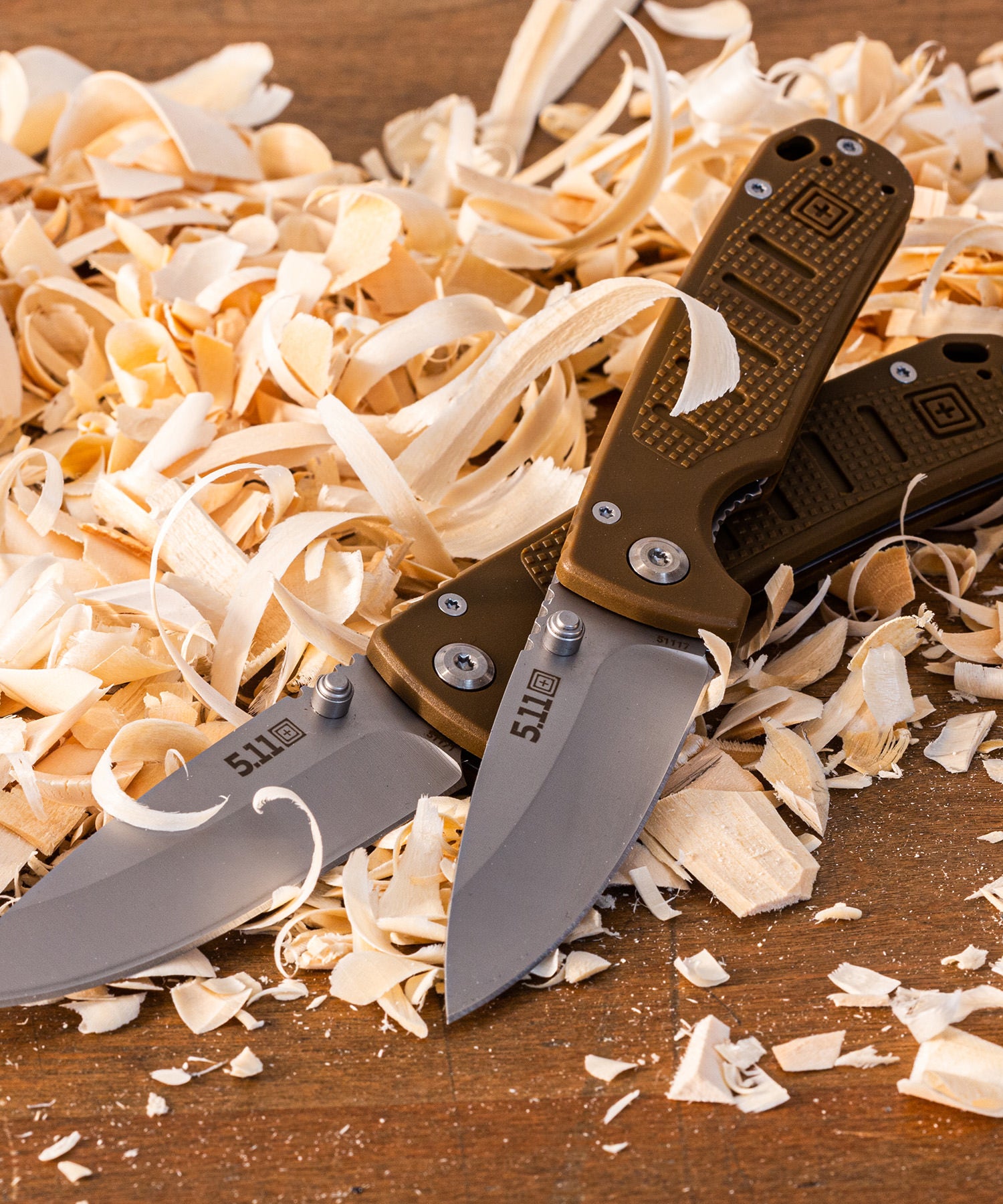 coltello icarus dp mini 5.11 kangaroo su letto di trucioli di legno