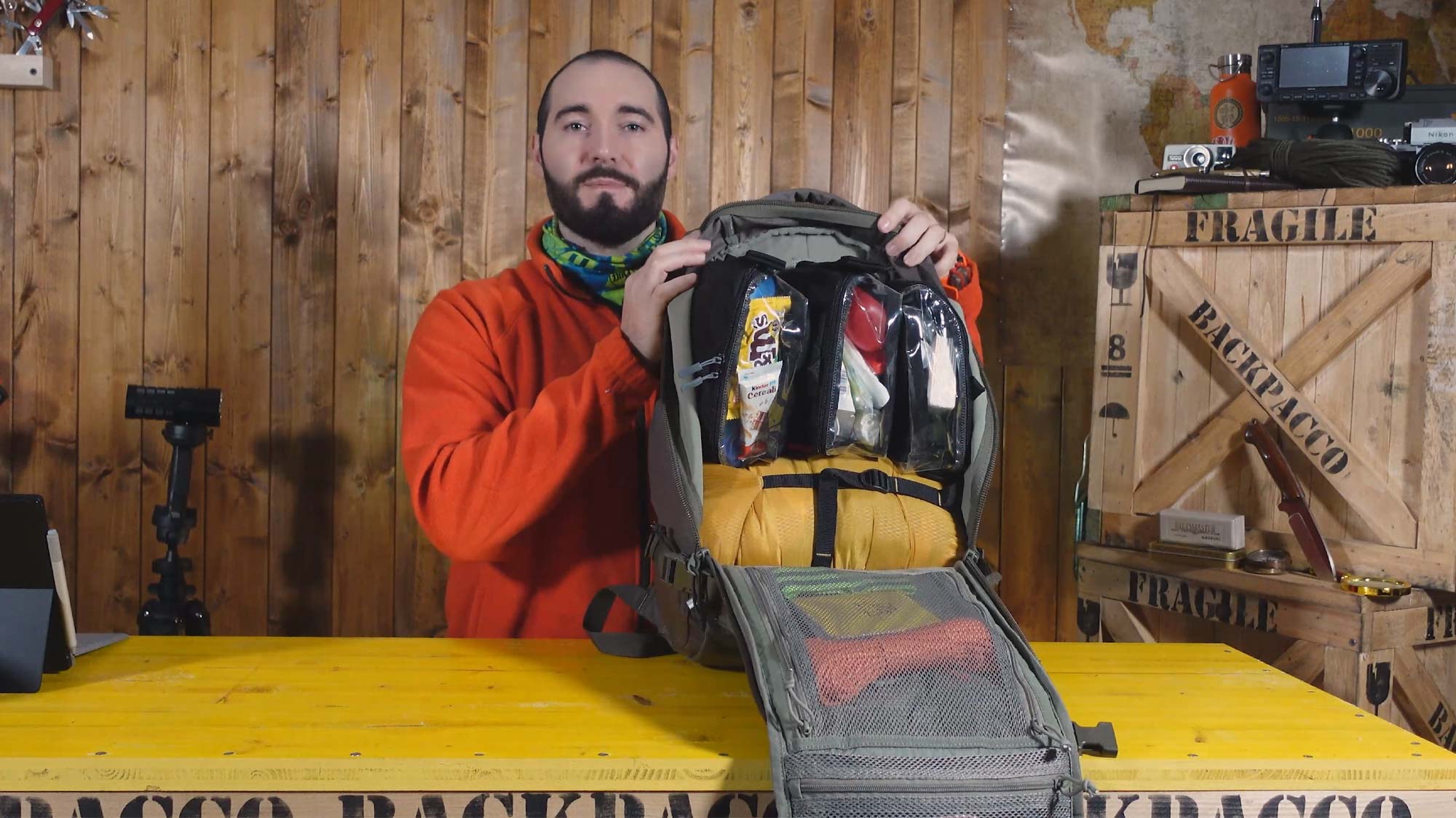 Paolo di BackPacco che mostra le tasche Easy-Vis all'interno di uno zaino AMP24 di 5.11