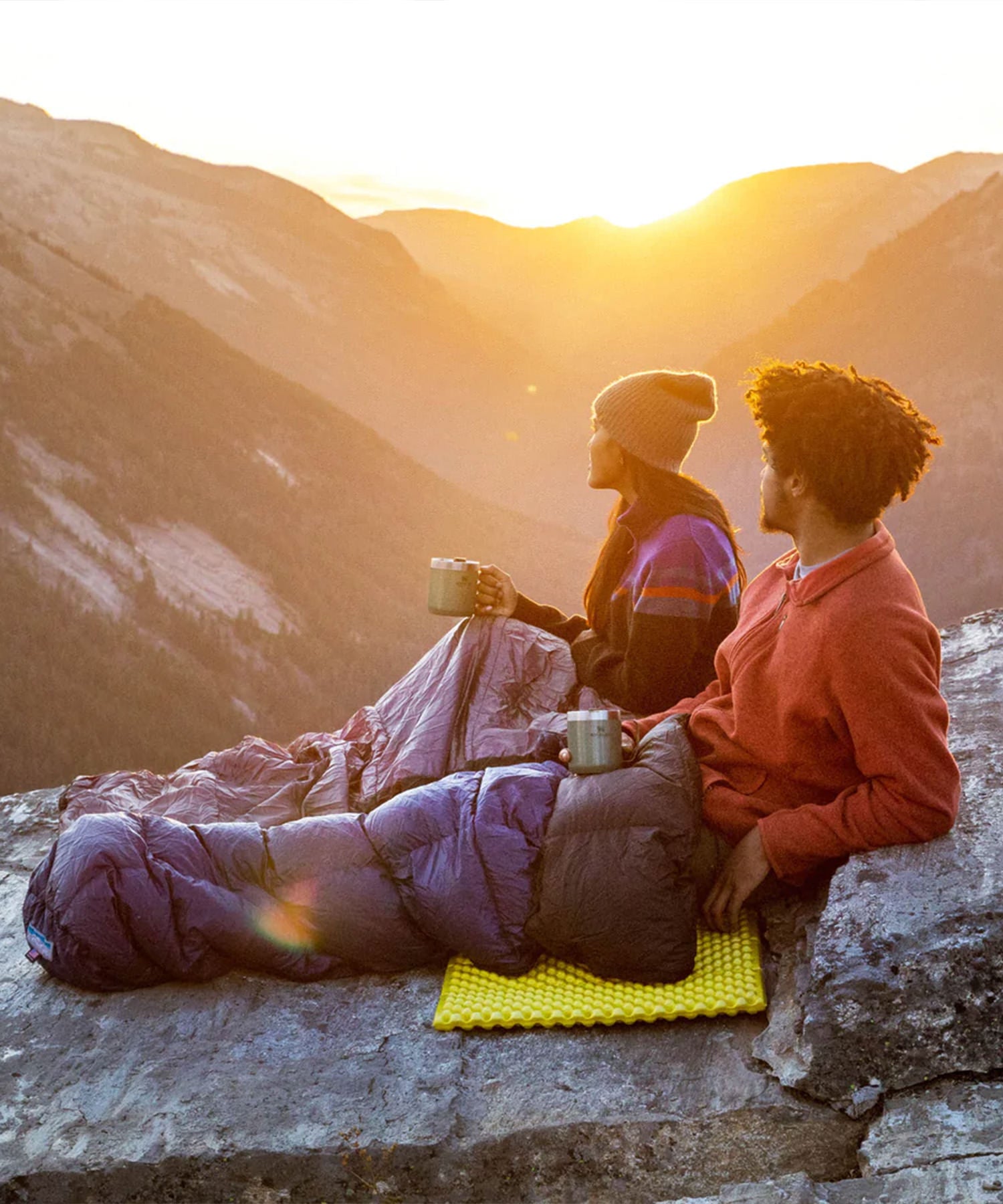 coppia fa colazione su una montagna con la Camp Mug di Stanley