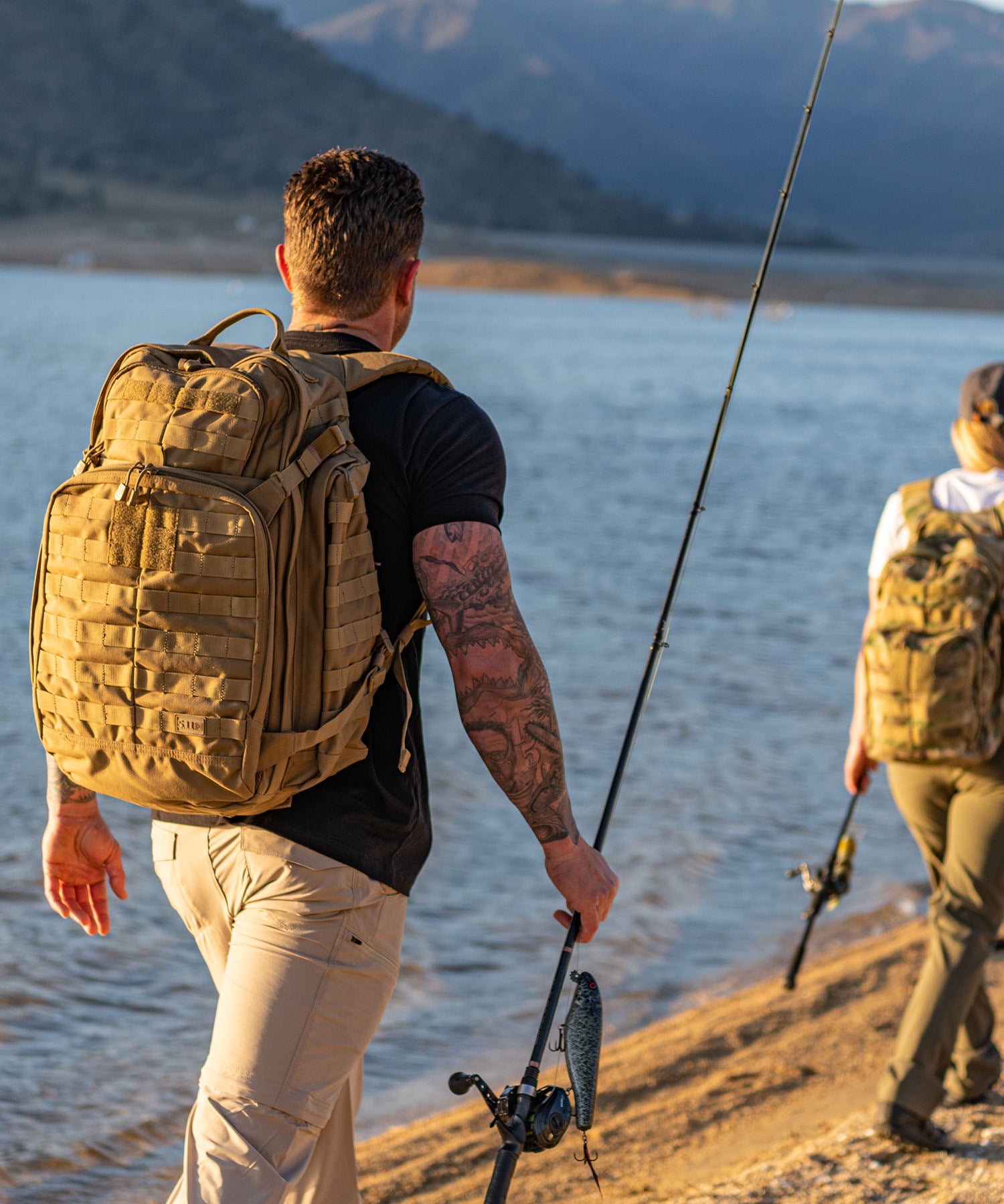 coppia va a pesca con zaino rush72 2.0 kangaroo di 5.11