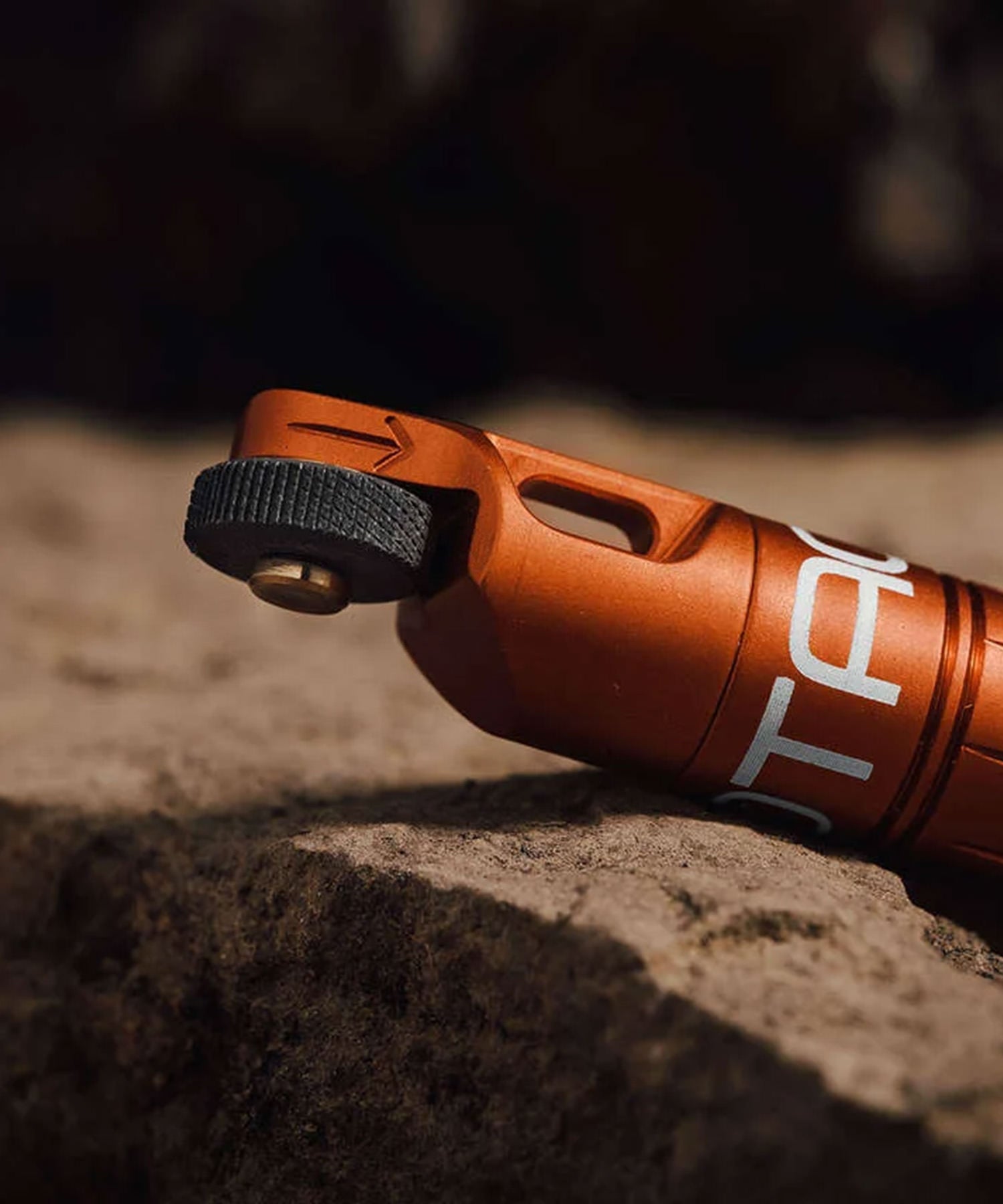 dettaglio del NanoSpark arancione di Exotac in uscita camping