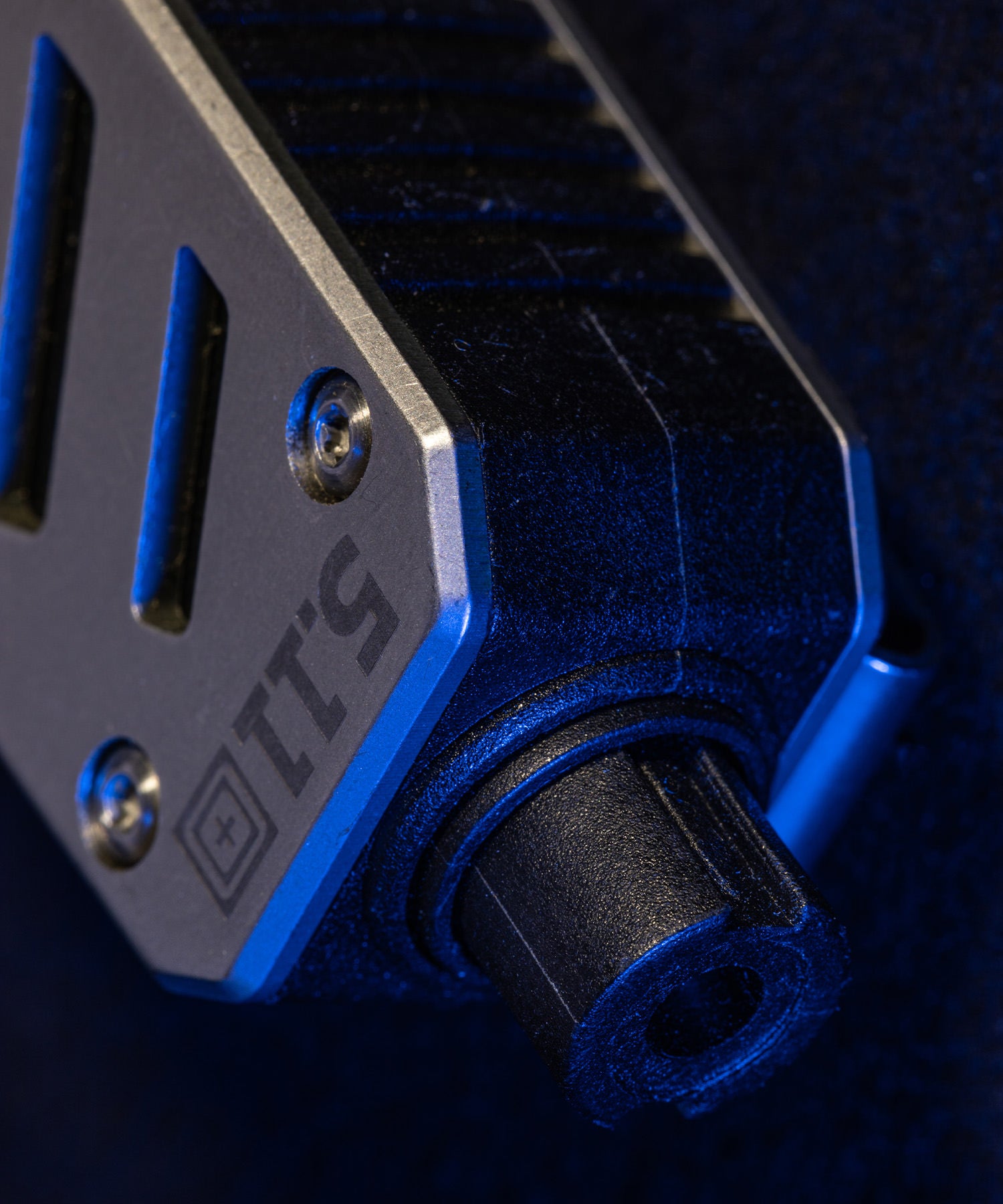 dettaglio del frangivetro a molla del ESC rescue knife di 5.11