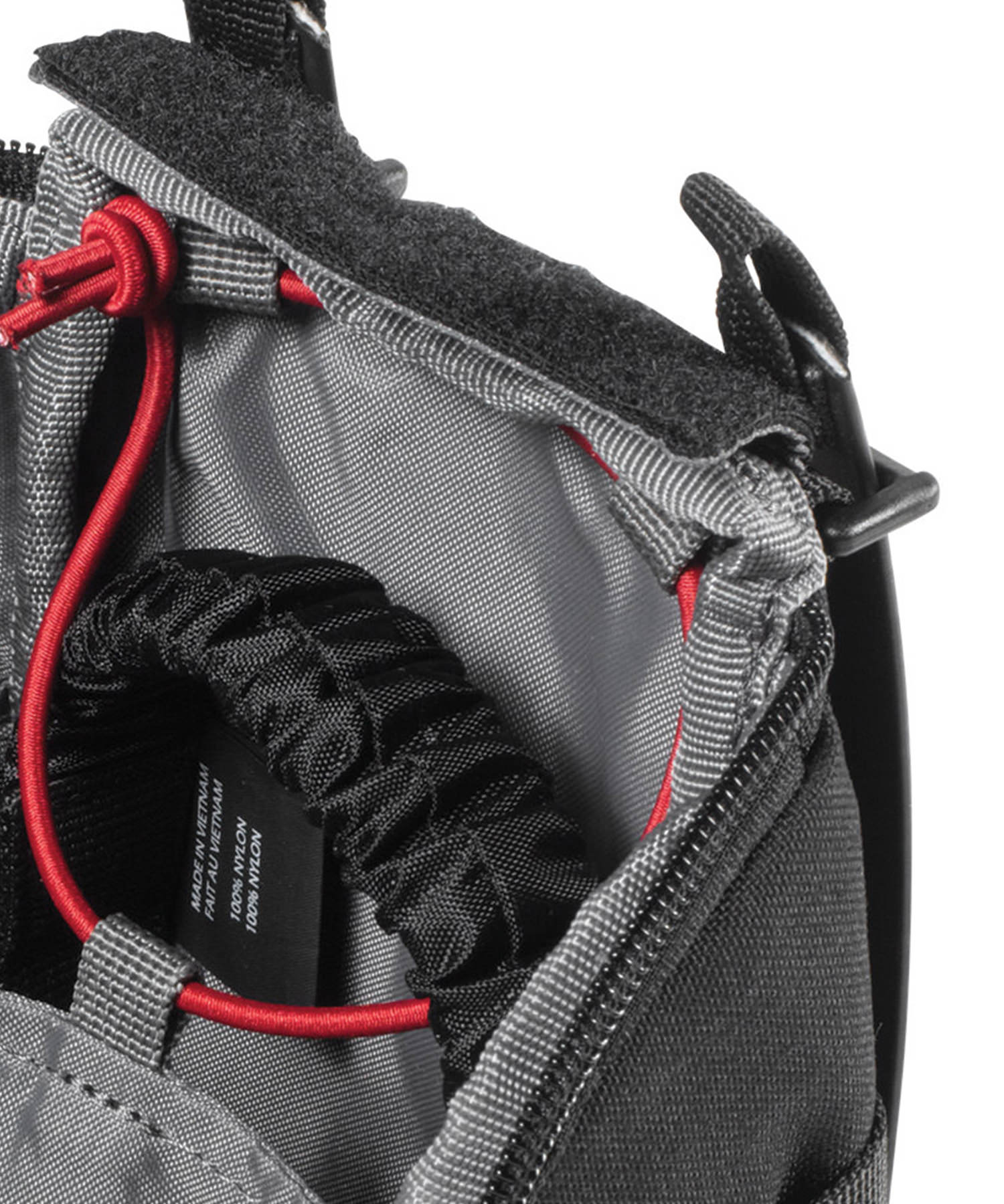 dettaglio delle fibbie in duraflex sulle tasche UCR IFAK di 5.11