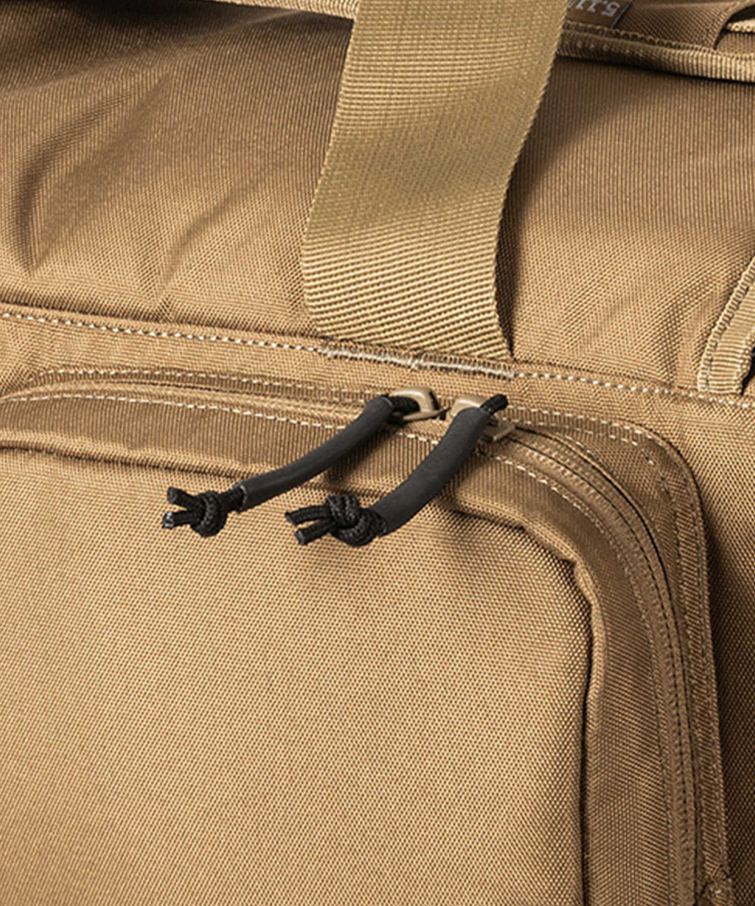 dettaglio delle zip YKK sulla borsa da poligono range ready trainer bag di 5.11 tactical