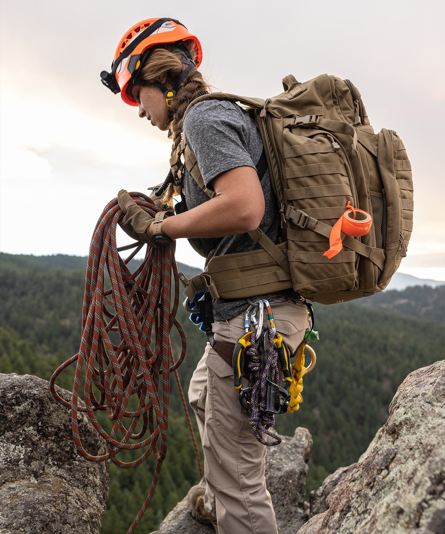 donna che raccoglie corda da arrampicata con indosso rush72 di 5.11