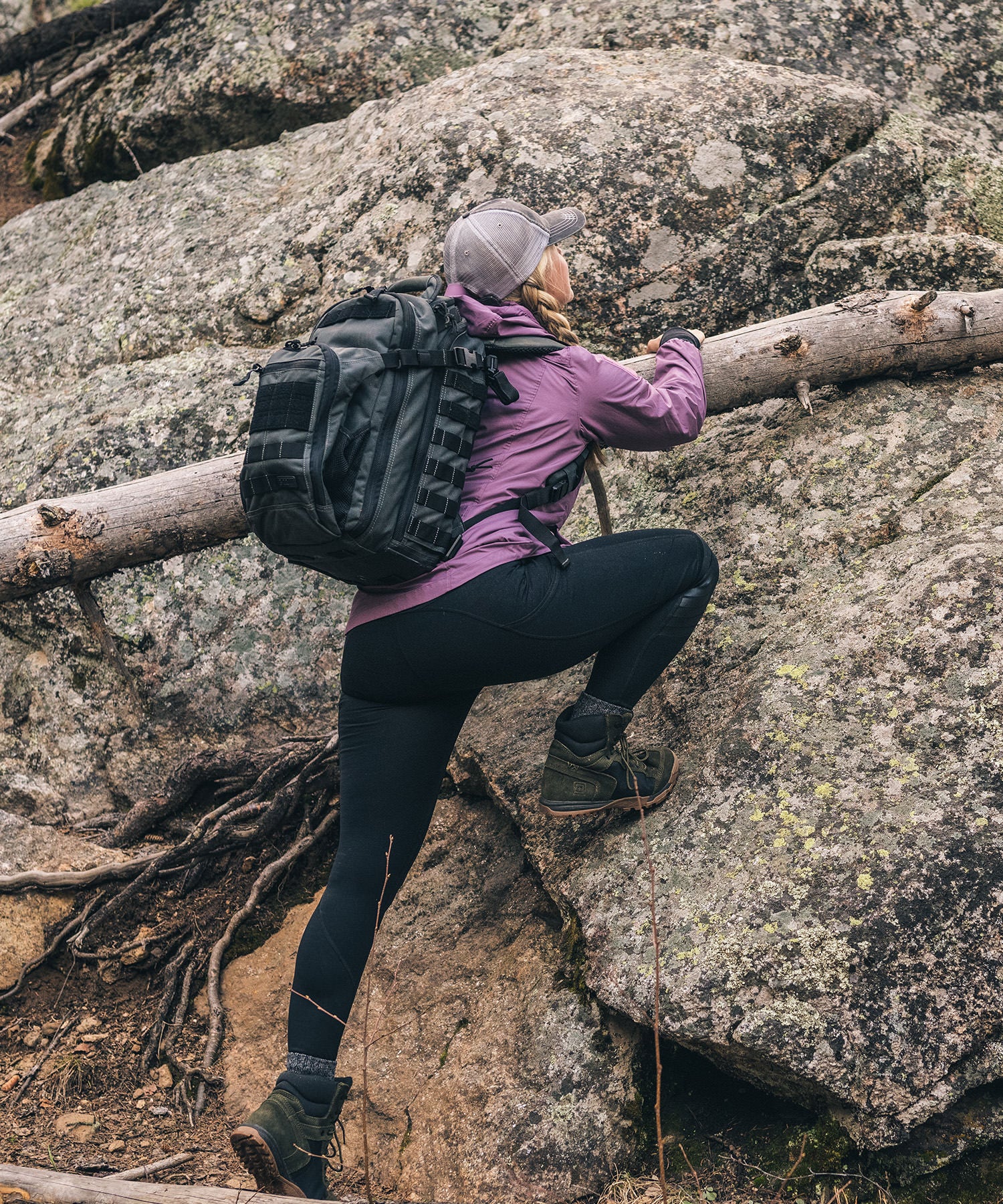 donna con zaino all hazard prime di 5.11 tactical in escursione