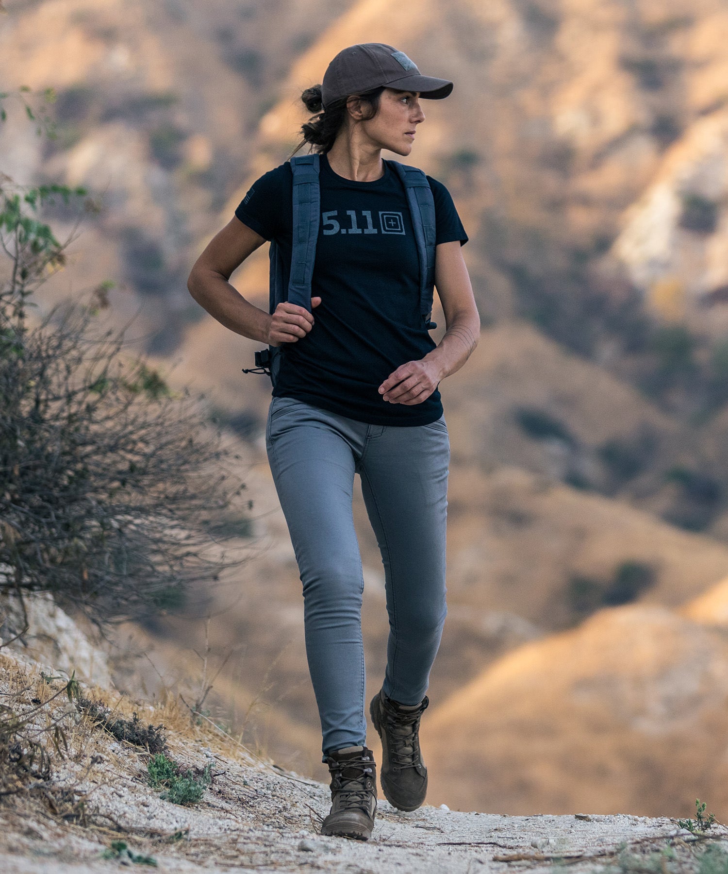 donna fa escursione con t-shirt 5.11 tactical
