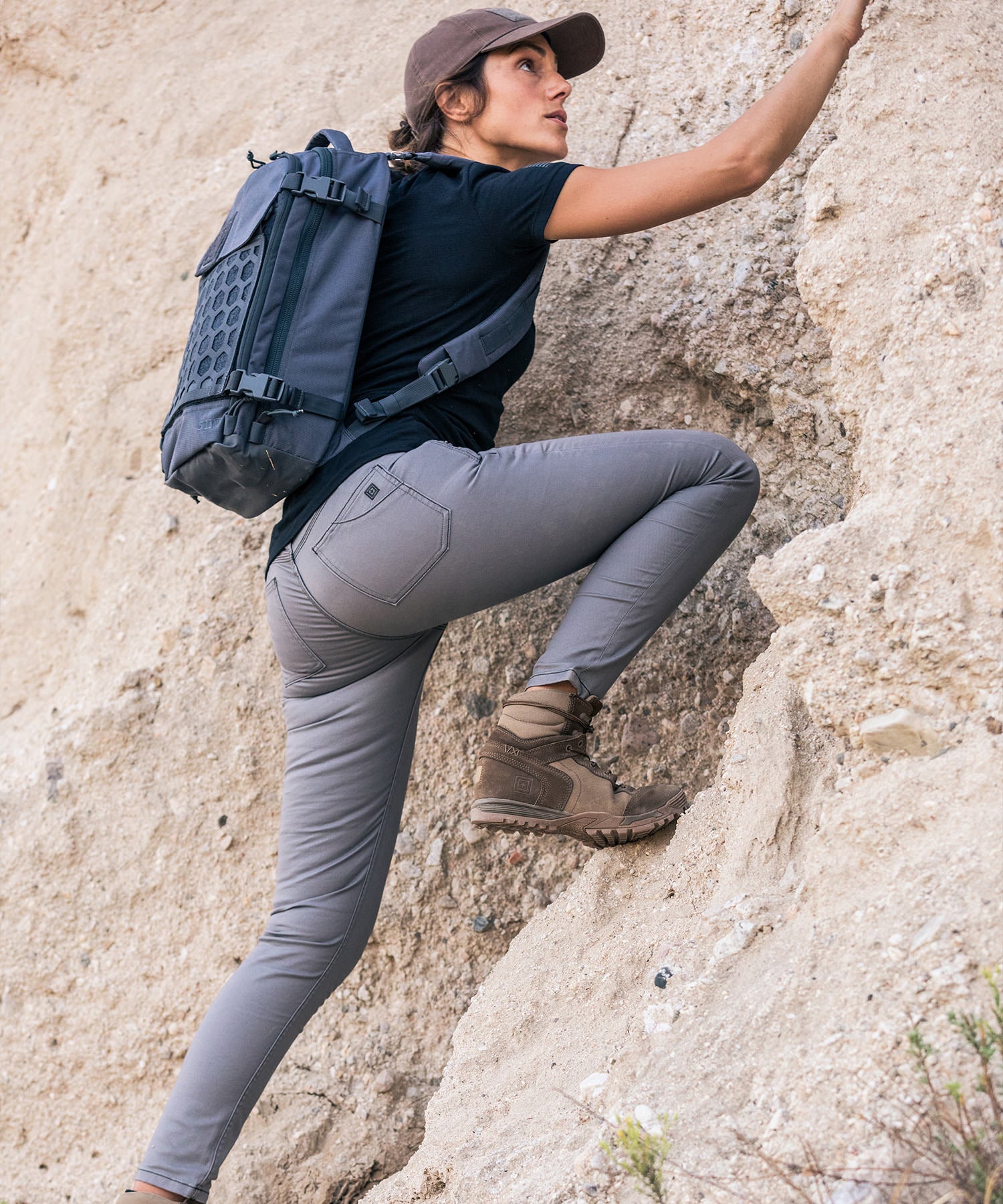 donna si arrampica su rocce con lo zaino amp12 tungsten di 5.11
