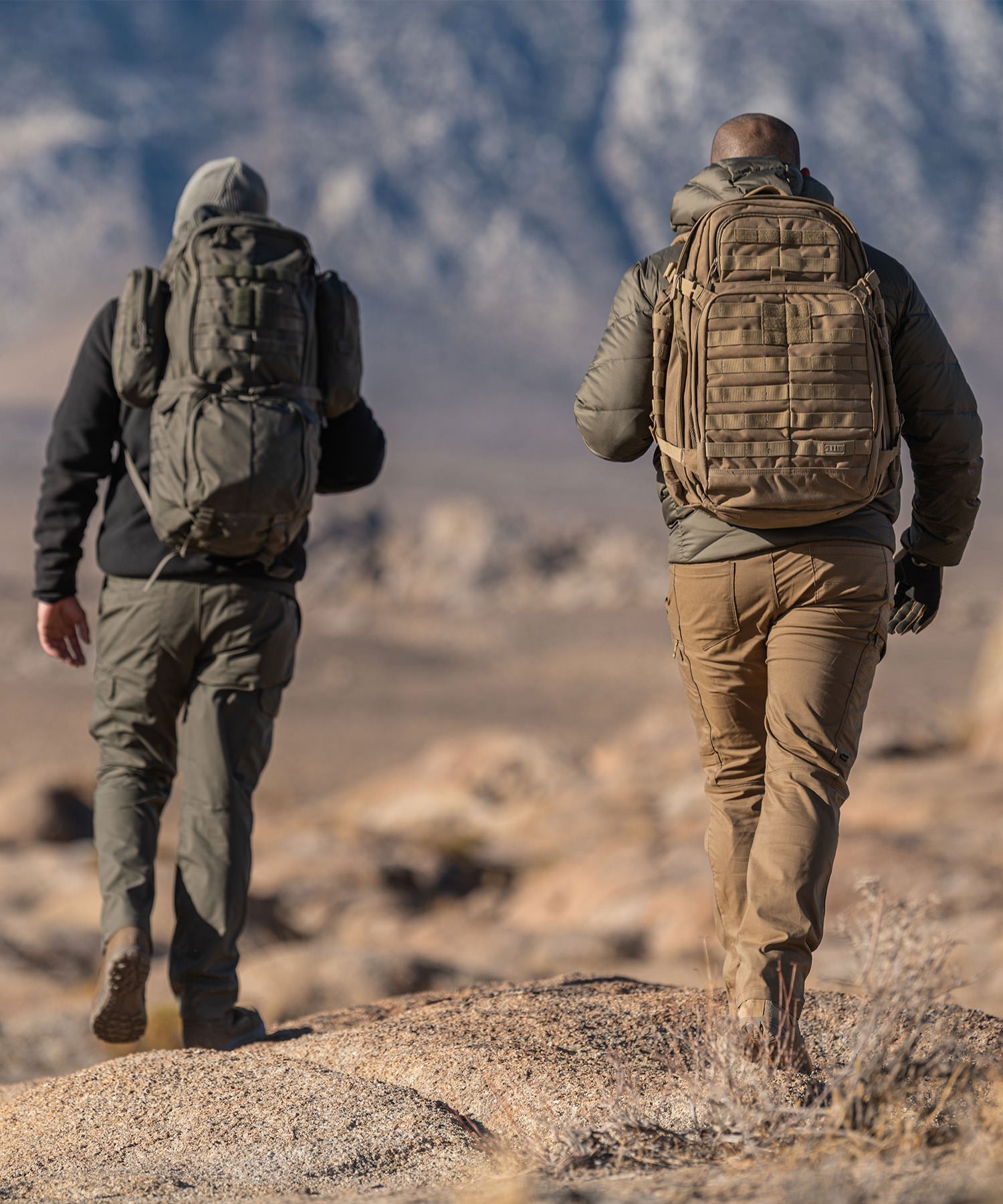 due amici fanno un trekking nel deserto con il loro zaini rush 5.11