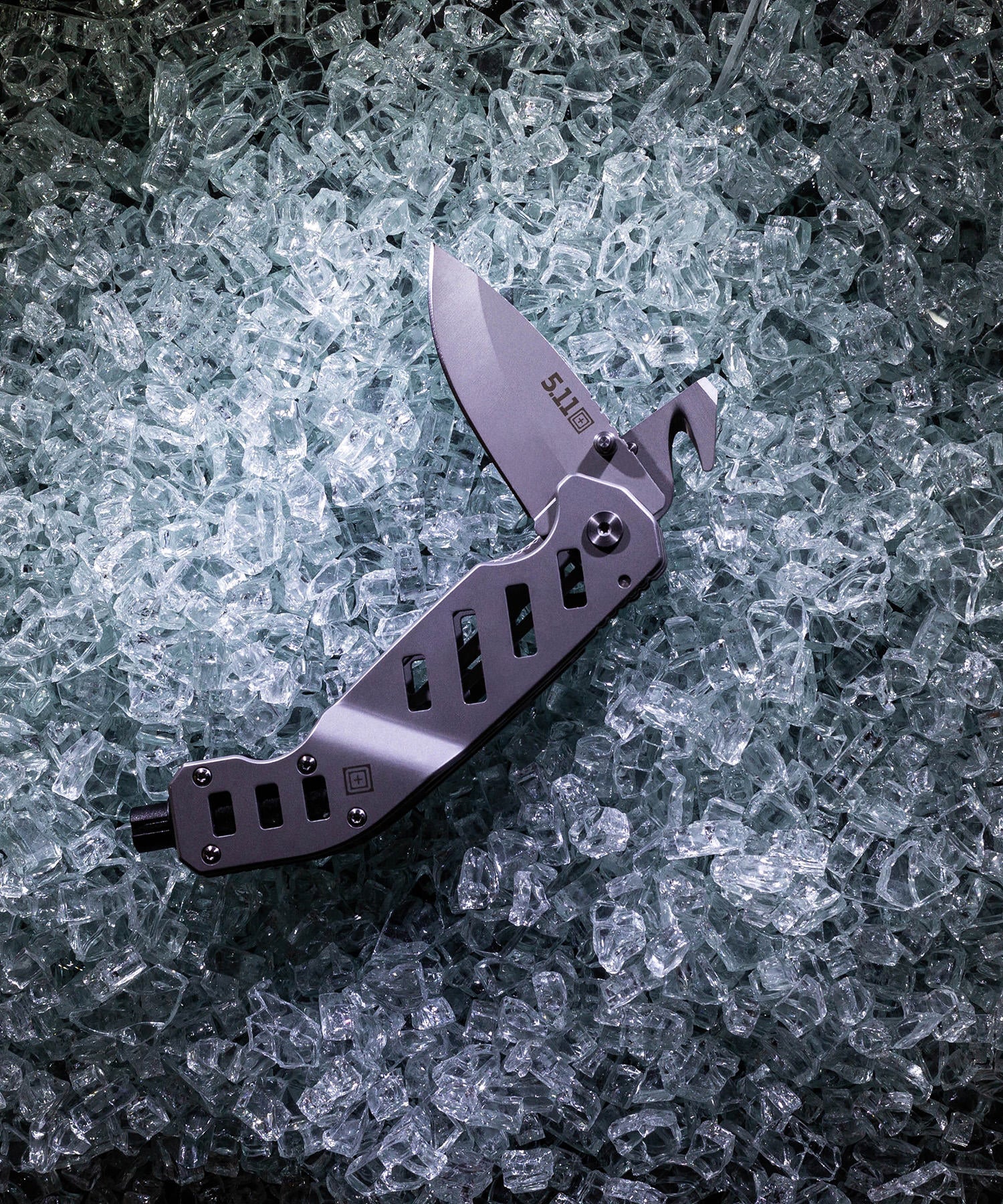 esc rescue tool con vetri rotti e strumenti dispiegati