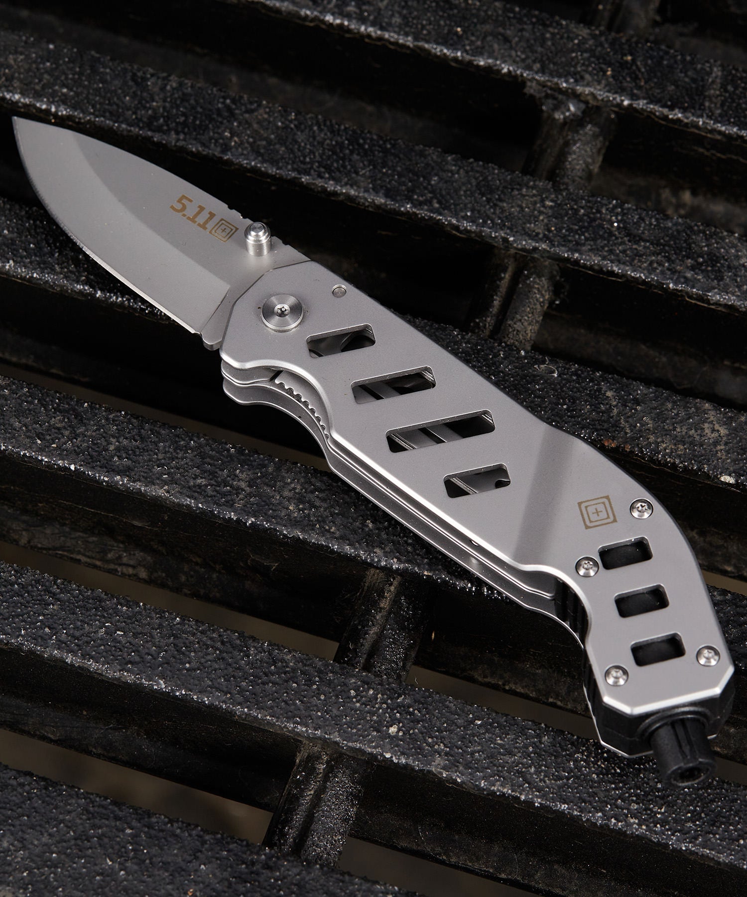 esc rescue knife con lama aperta su graticola