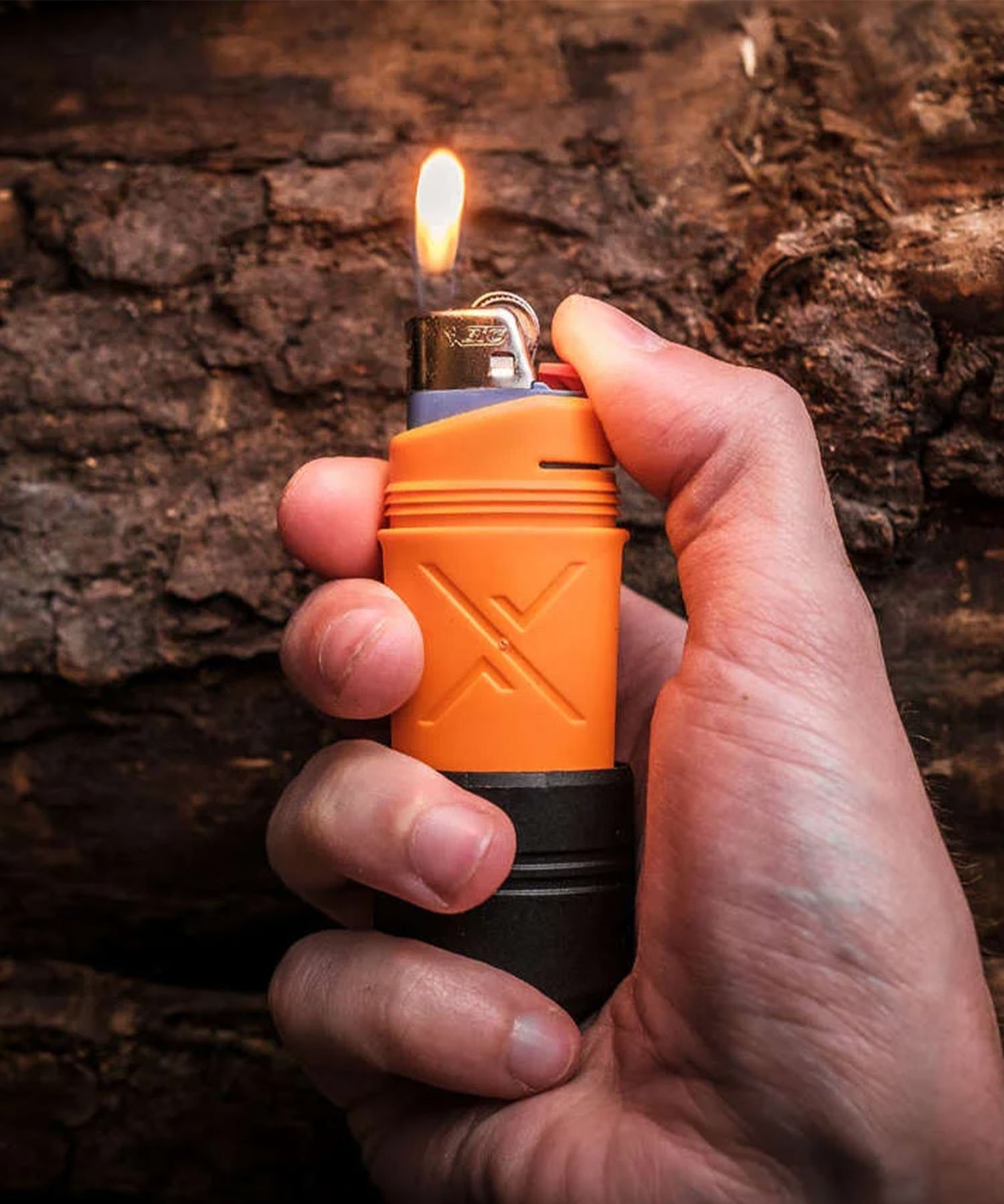 exotac firesleeve arancione con accendino BIC acceso