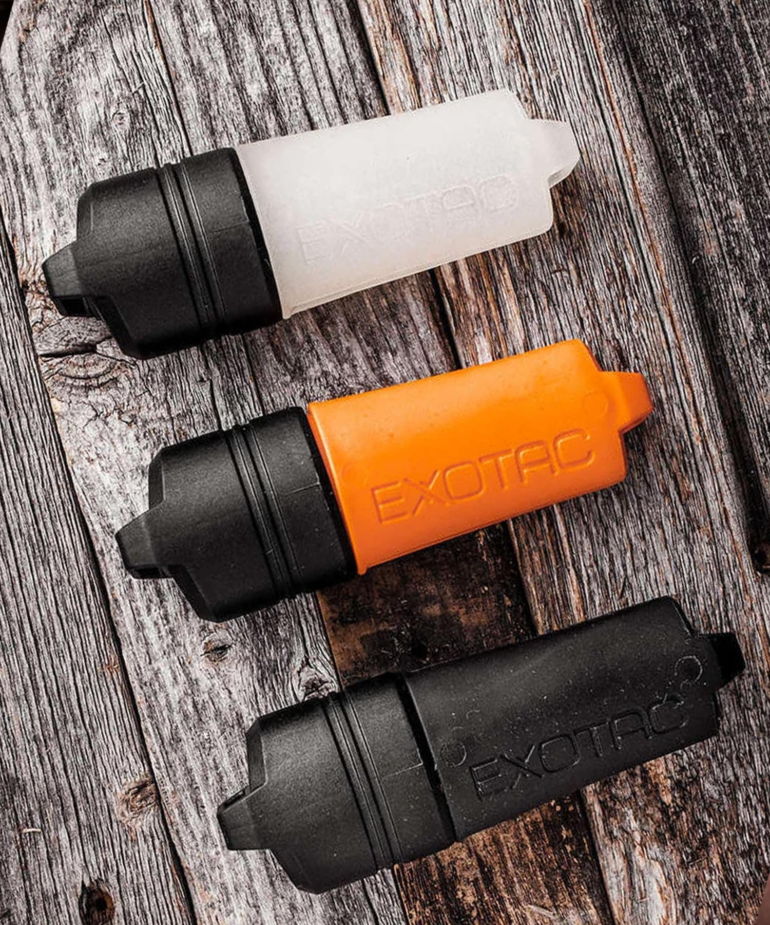 exotac firesleeve arancione, nero e fosforescente su un tavolo