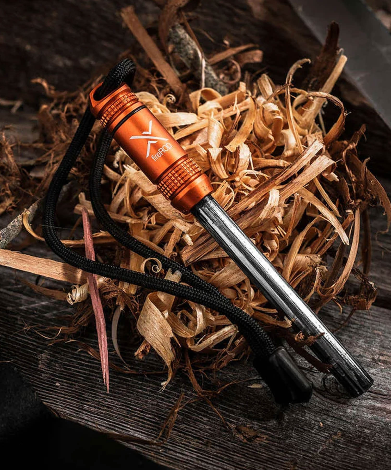 fireROD v2 di EXOTAC arancione con esca per il fuoco