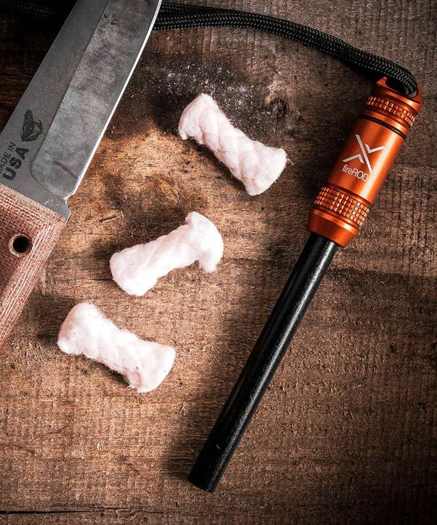 fireROD v2 di EXOTAC arancione con esca per il fuoco e coltello bushcraft