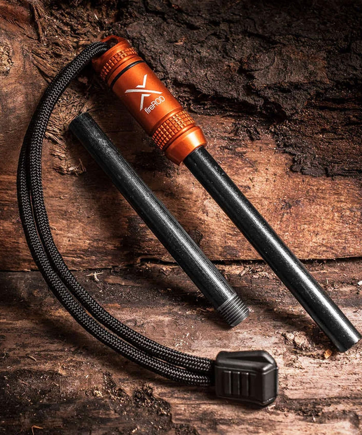 fireROD v2 di EXOTAC arancione con il suo acciarino di ricambio
