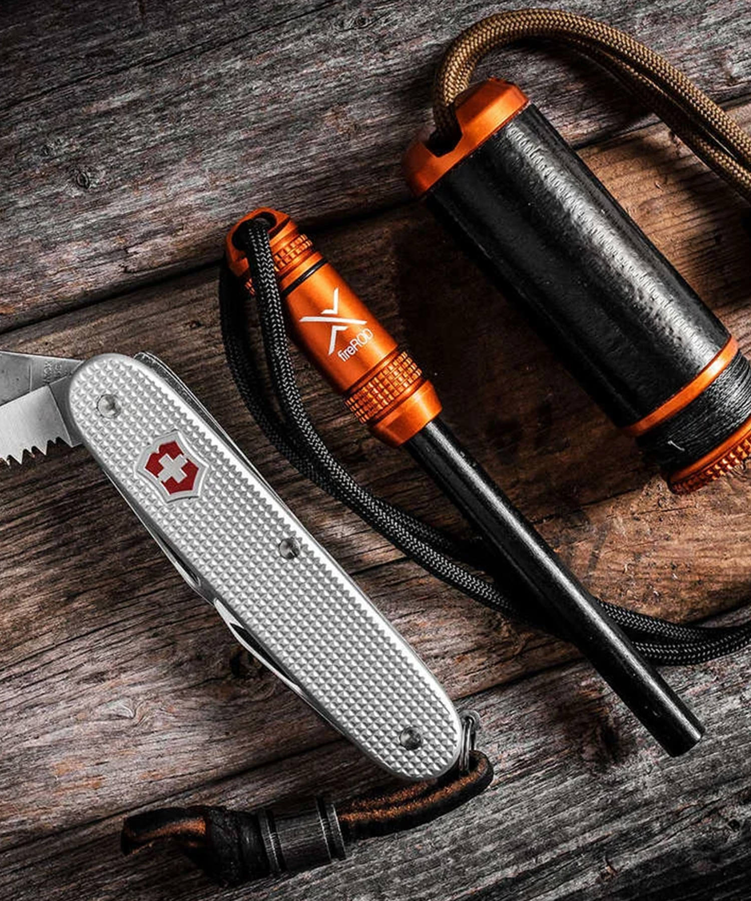 fireROD v2 di EXOTAC arancione con victorinox alox e RIPSPOOL