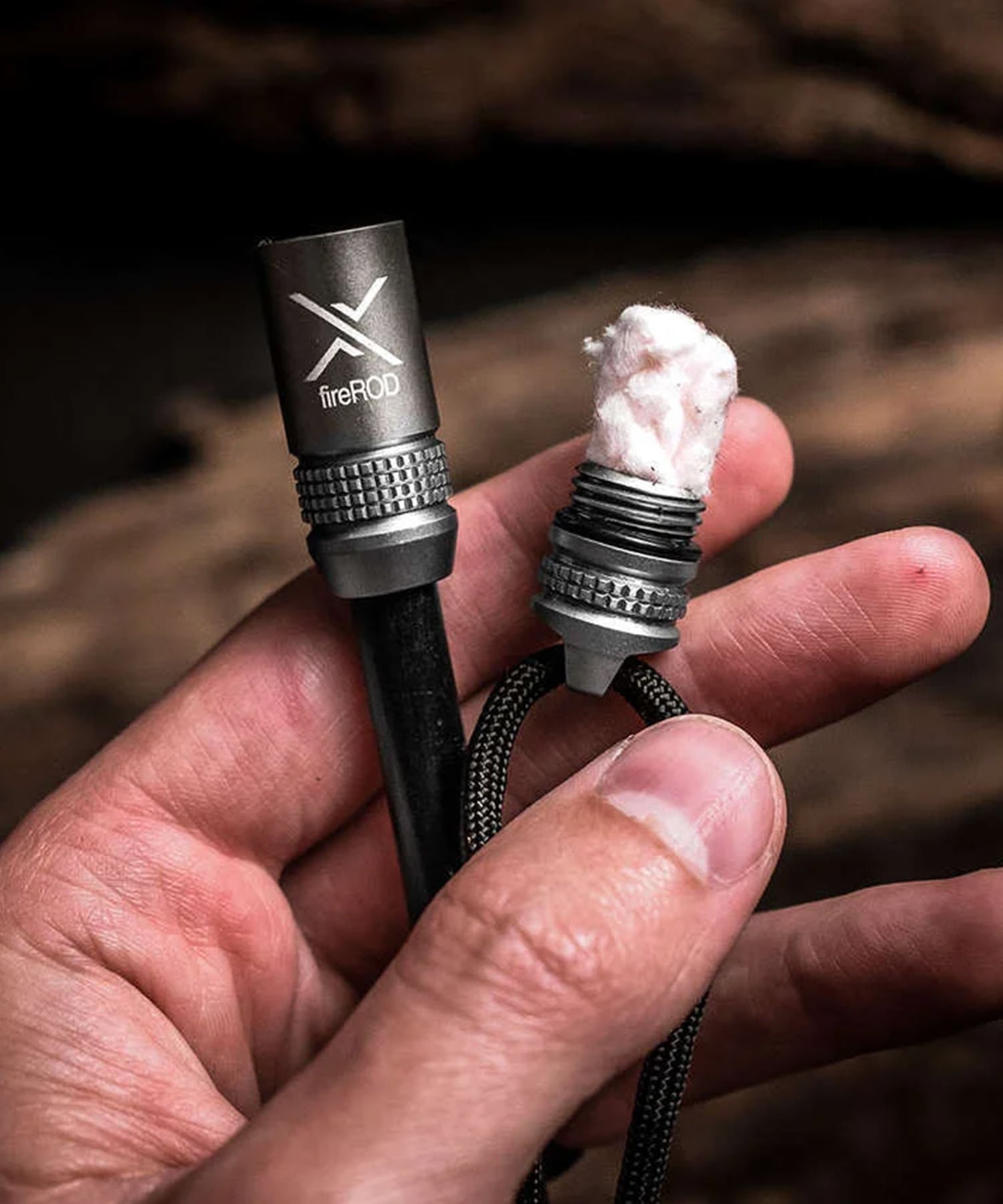 fireROD v2 di EXOTAC gun metal aperto con esca in vista
