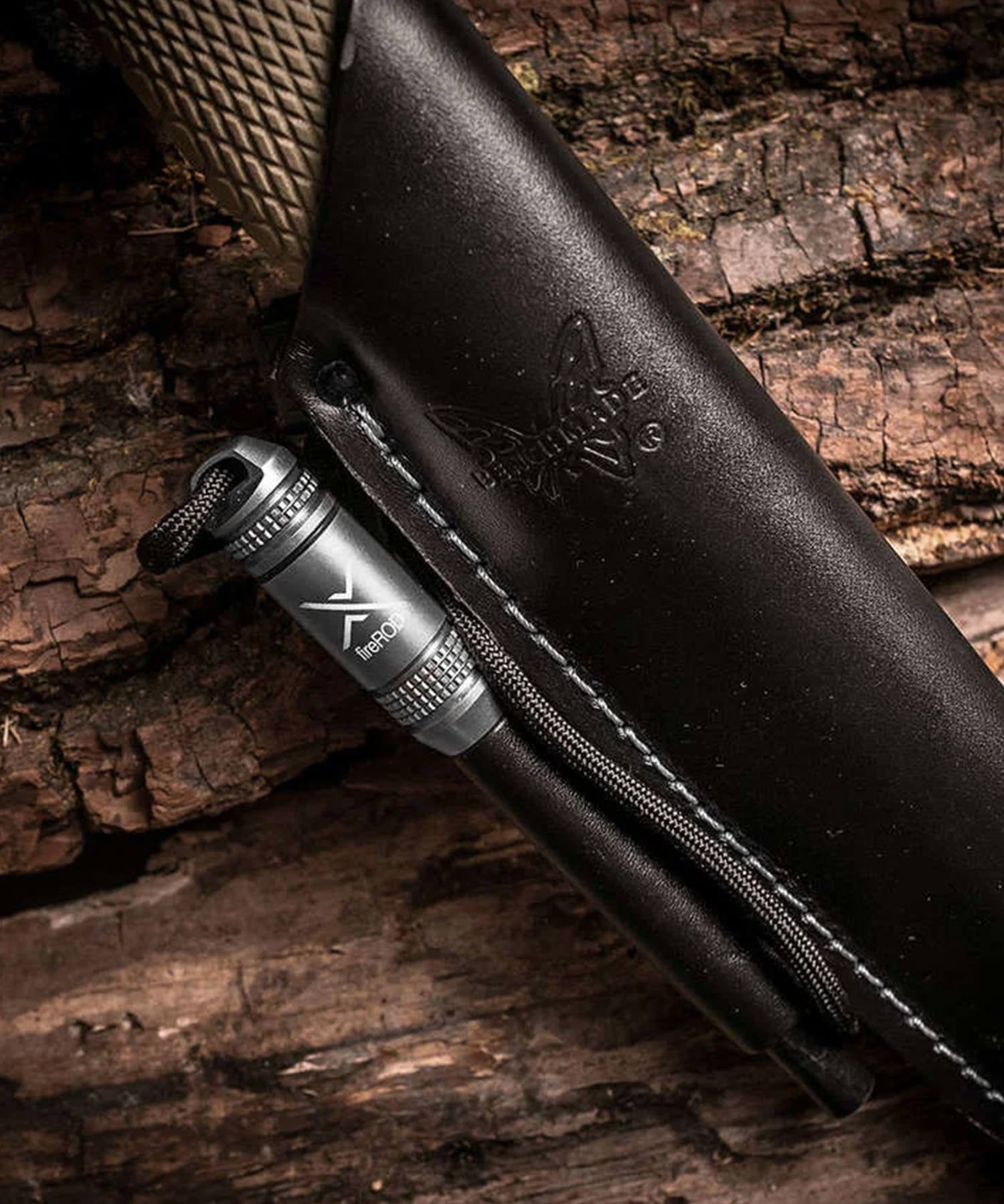 fireROD v2 di EXOTAC gun metal con coltello Benchmade per outdoor