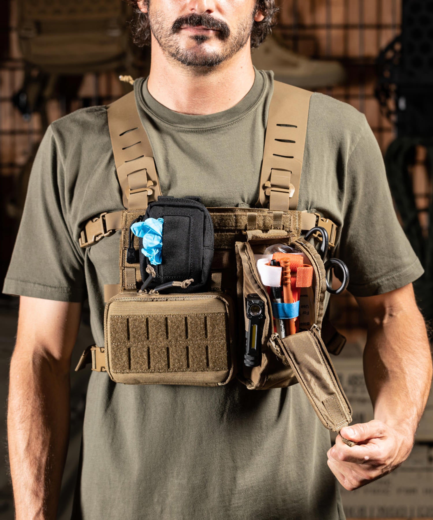 flex med pouch 5.11 kangaroo aperta agganciata su all missions rig di 5.11
