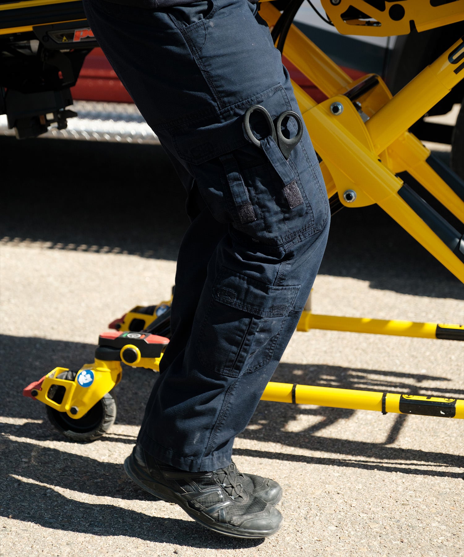 forbici xshears nere sul pantalone di un soccorritore