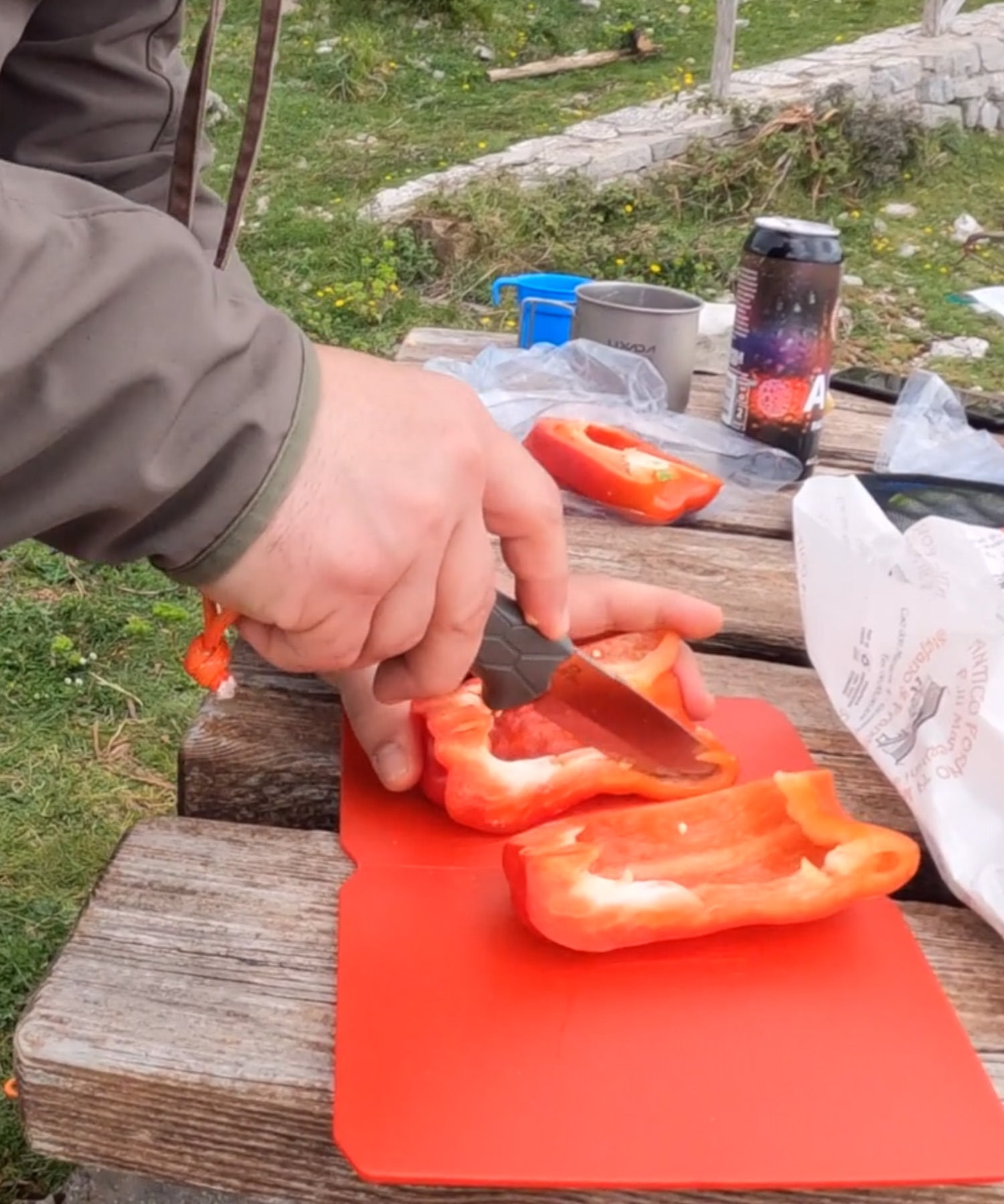 fox core lama fissa scandy verde in campeggio mentre si cucina