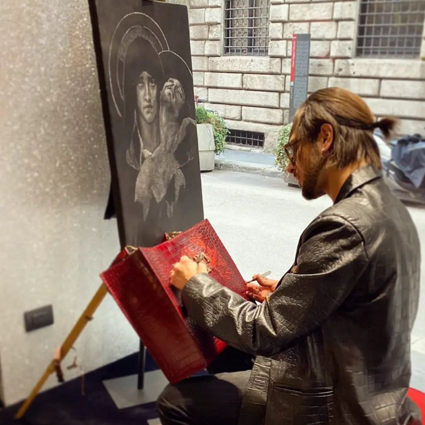 francesco la rosa al lavoro su una borsa di pelle