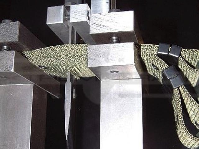 Test di perforazione in laboratorio dei coltelli Extrema Ratio