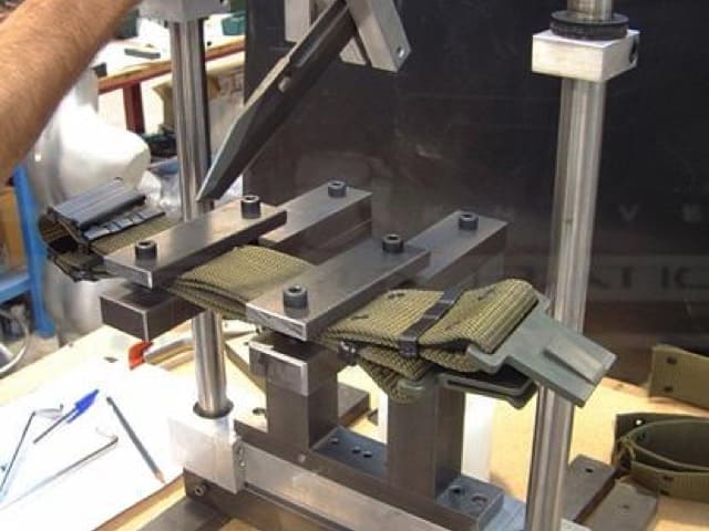 Test di taglio in laboratorio dei coltelli Extrema Ratio