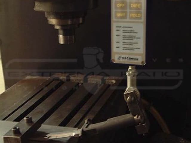 Test di flessione in laboratorio dei coltelli Extrema Ratio