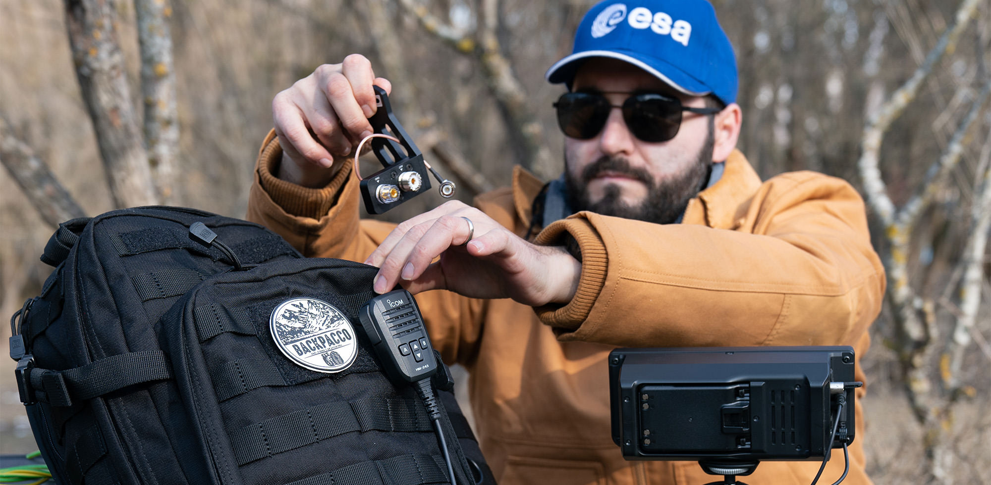 Paolo di backpacco prepara una stazione radio per comunicare con amici dal parco