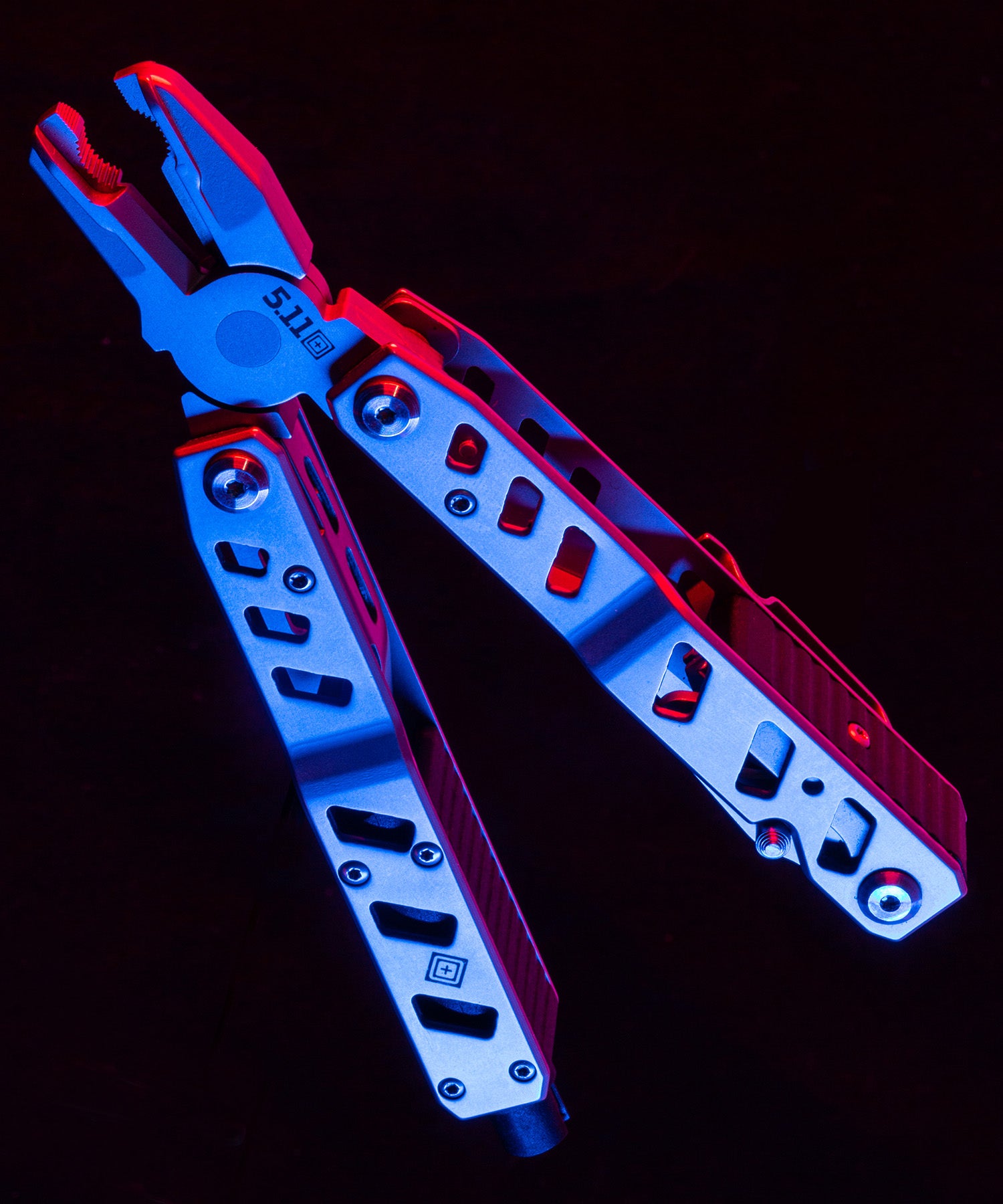 le emt 2.0 multitool rescue di 5.11 in discoteca