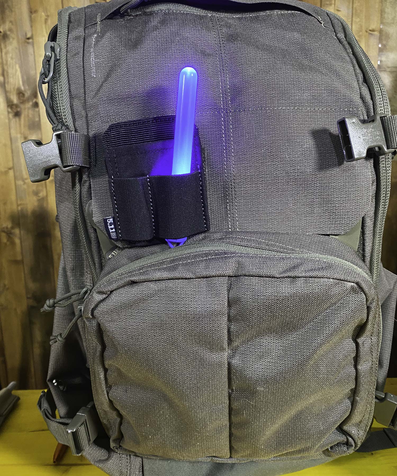 zaino amp24 verde con patch light writing e segnalatore luminoso blu per la visibilità notturna