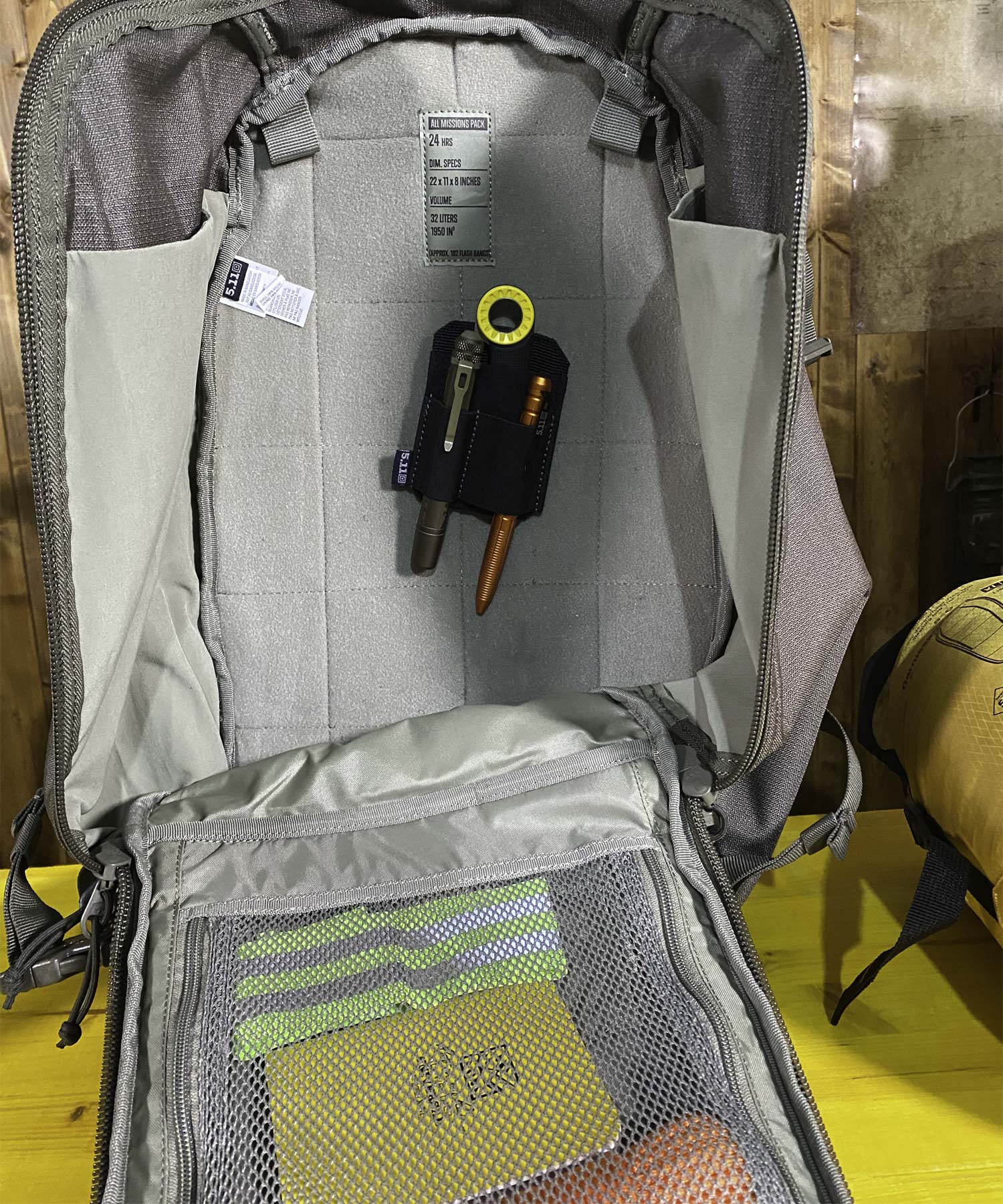 light writing patch nera di 5.11 dentro zaino amp24 ranger green con coltello petzl spatha, penna tattica e torcia 5.11