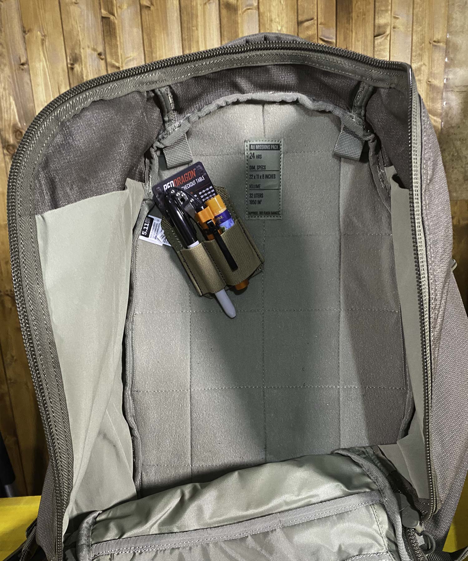 Light-writing patch sandstone di 5.11 con pennarello sharpie, punteggi per freccette, torcia e burro cacao