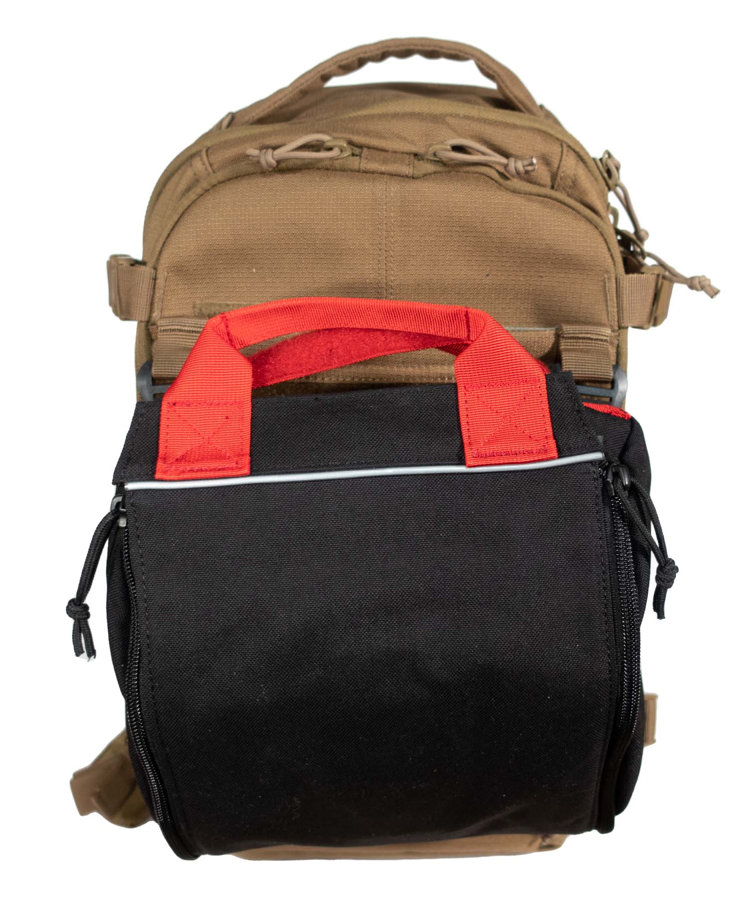 gear set med pouch di 5.11 applicato esternamente allo zaino AMP10 kangaroo di 5.11